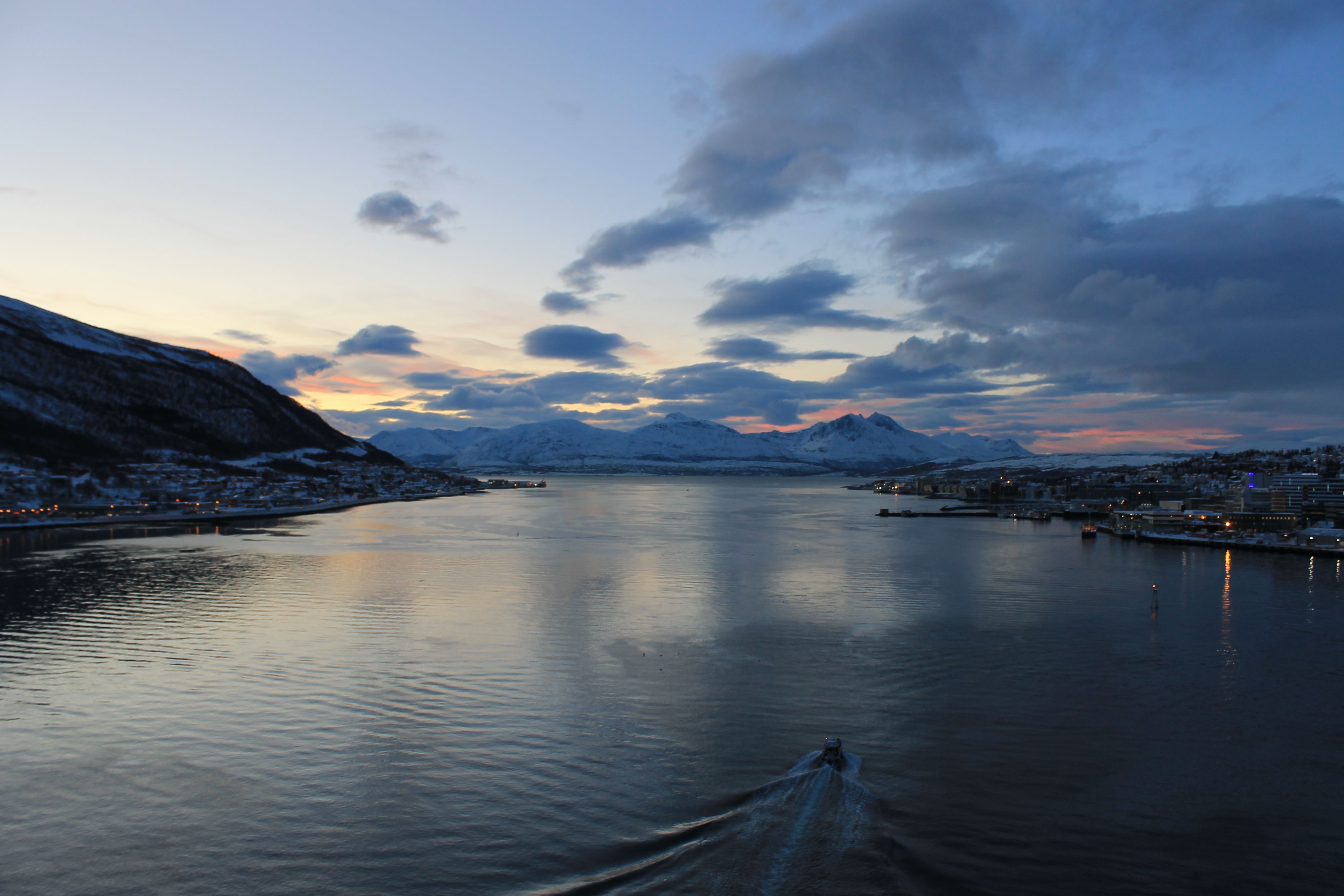 Een prachtig uitzicht vanaf de Tromsøbrua op de fjord en de stad
