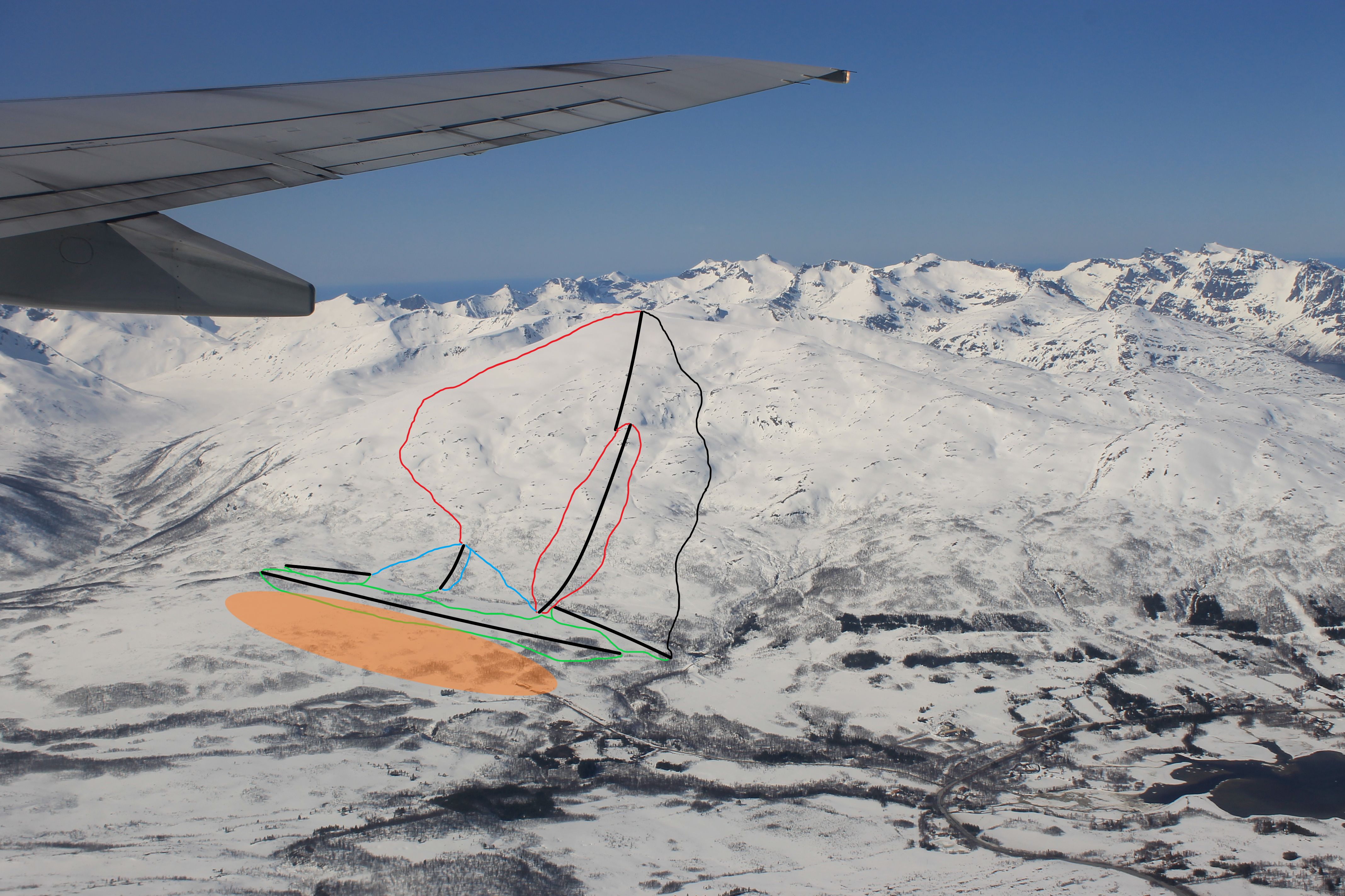Een pistekaartje van de eerste bouwfase met in oranje gearceerd het nieuwe skidorp