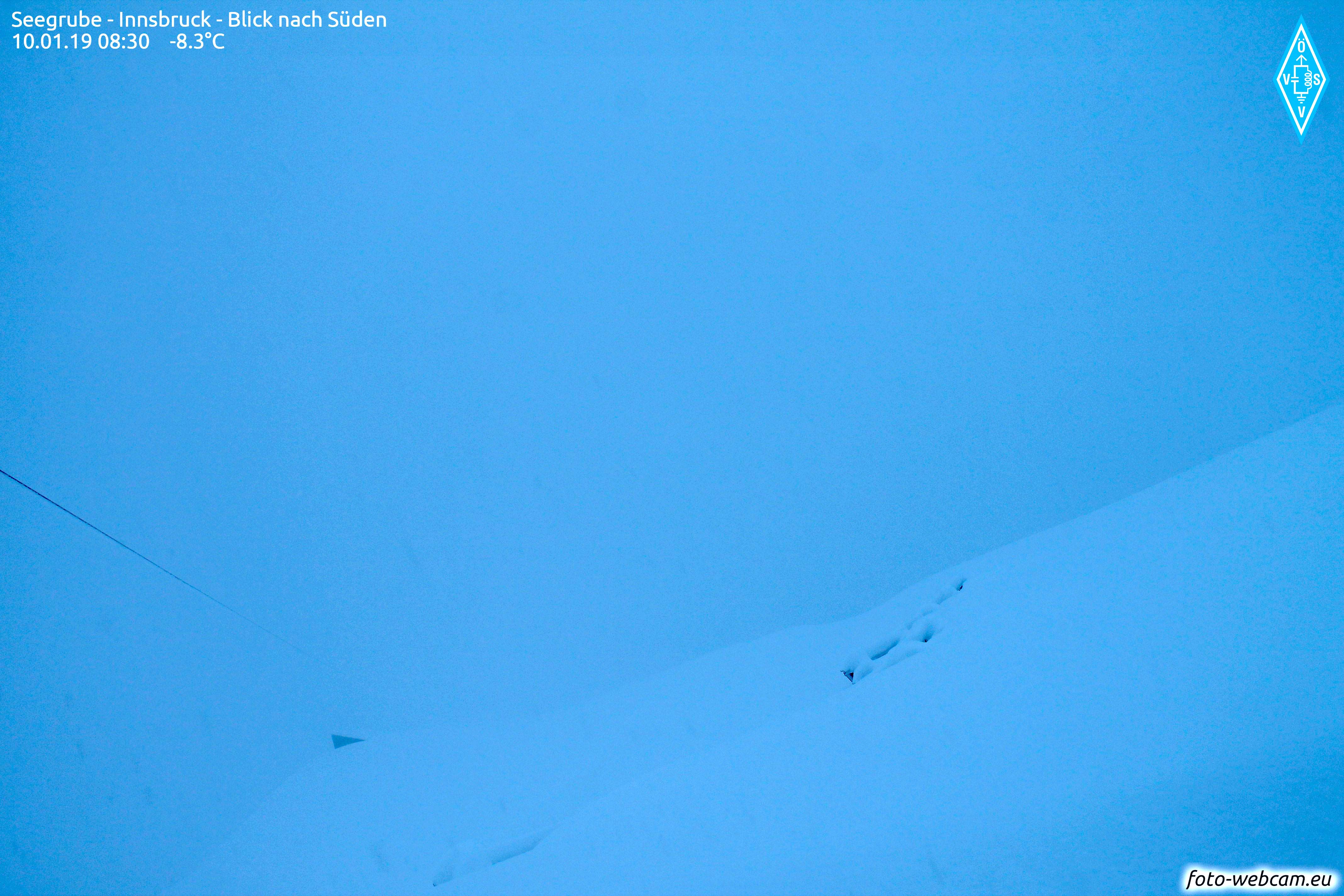 De lawinehekken op de Nordkette steken nog net boven de sneeuw uit