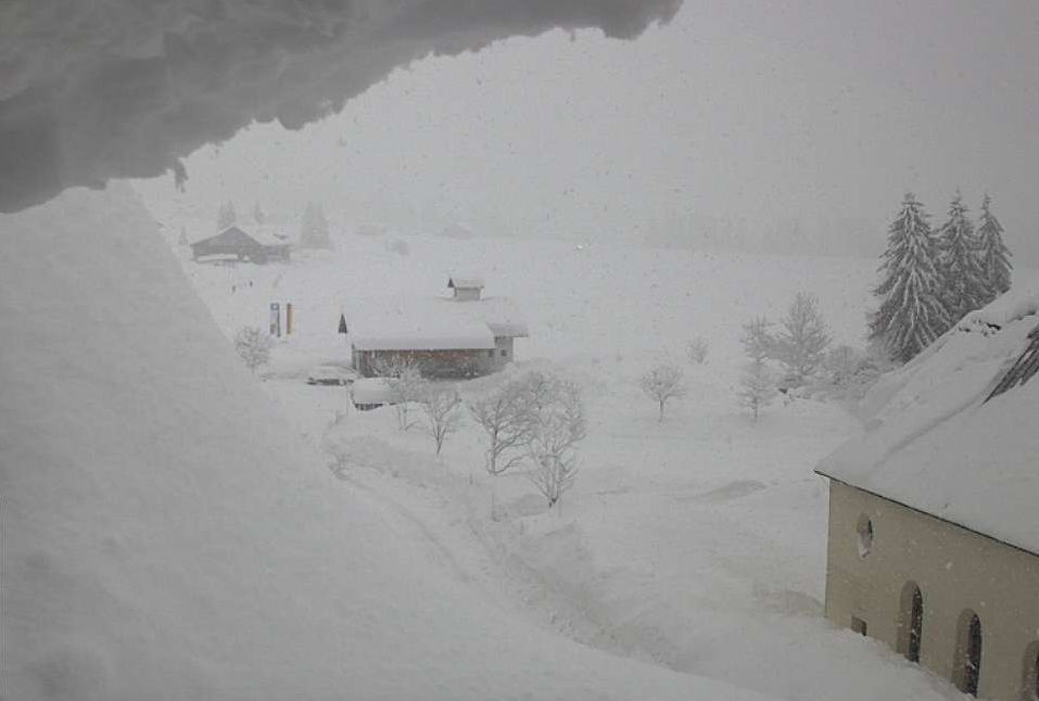 Zware sneeuwval vanochtend in Balderschwang (Beierse Alpen)