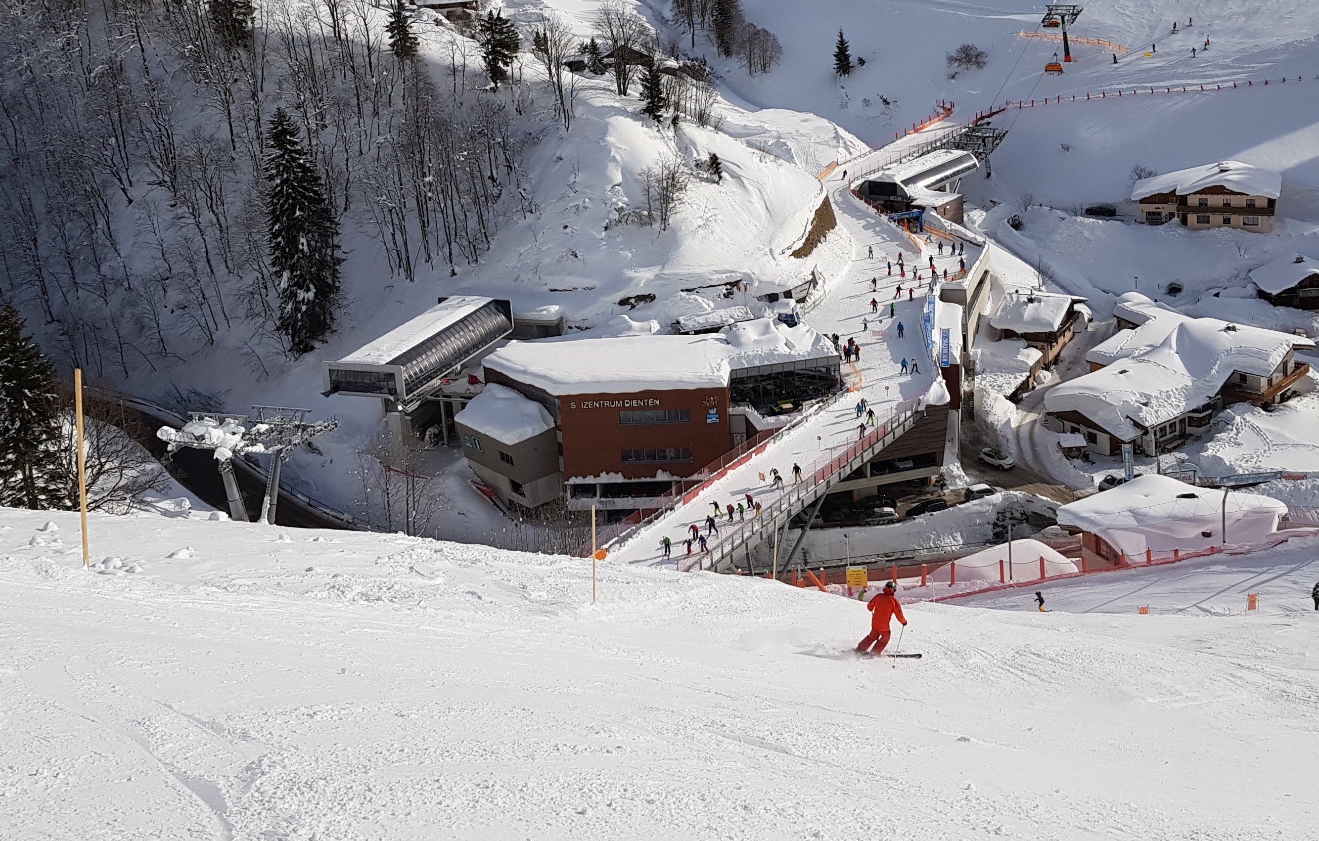 Het Skizentrum Dienten met links het dalstation van de nieuwe lift