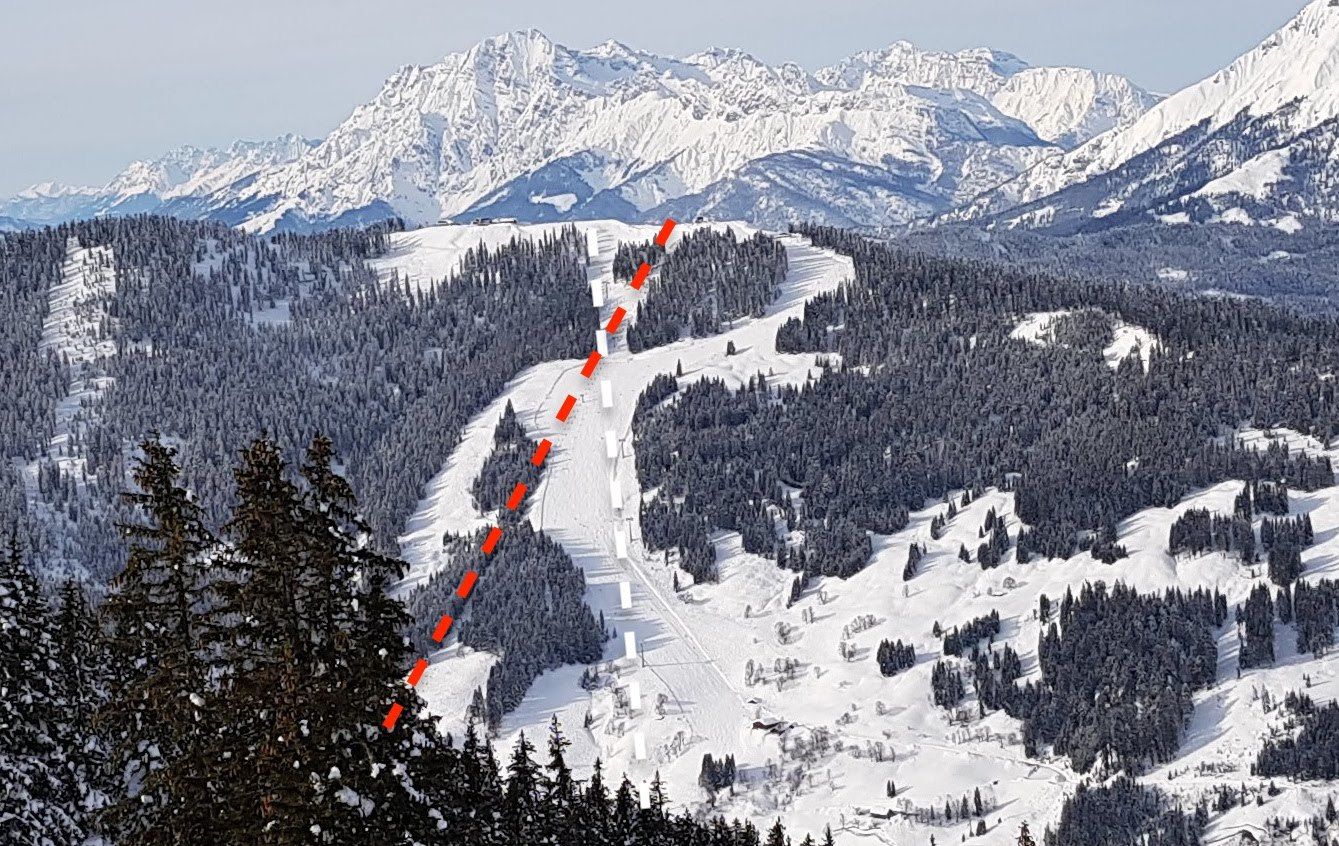 Het tracé van de nieuwe gondel (wit) en de bestaande Gabühel stoeltjeslift (rood)