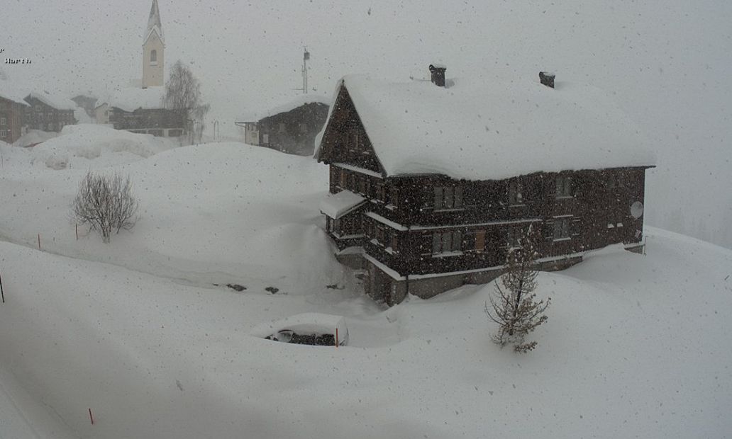 Flinke sneeuwval in Warth am Arlberg (O)