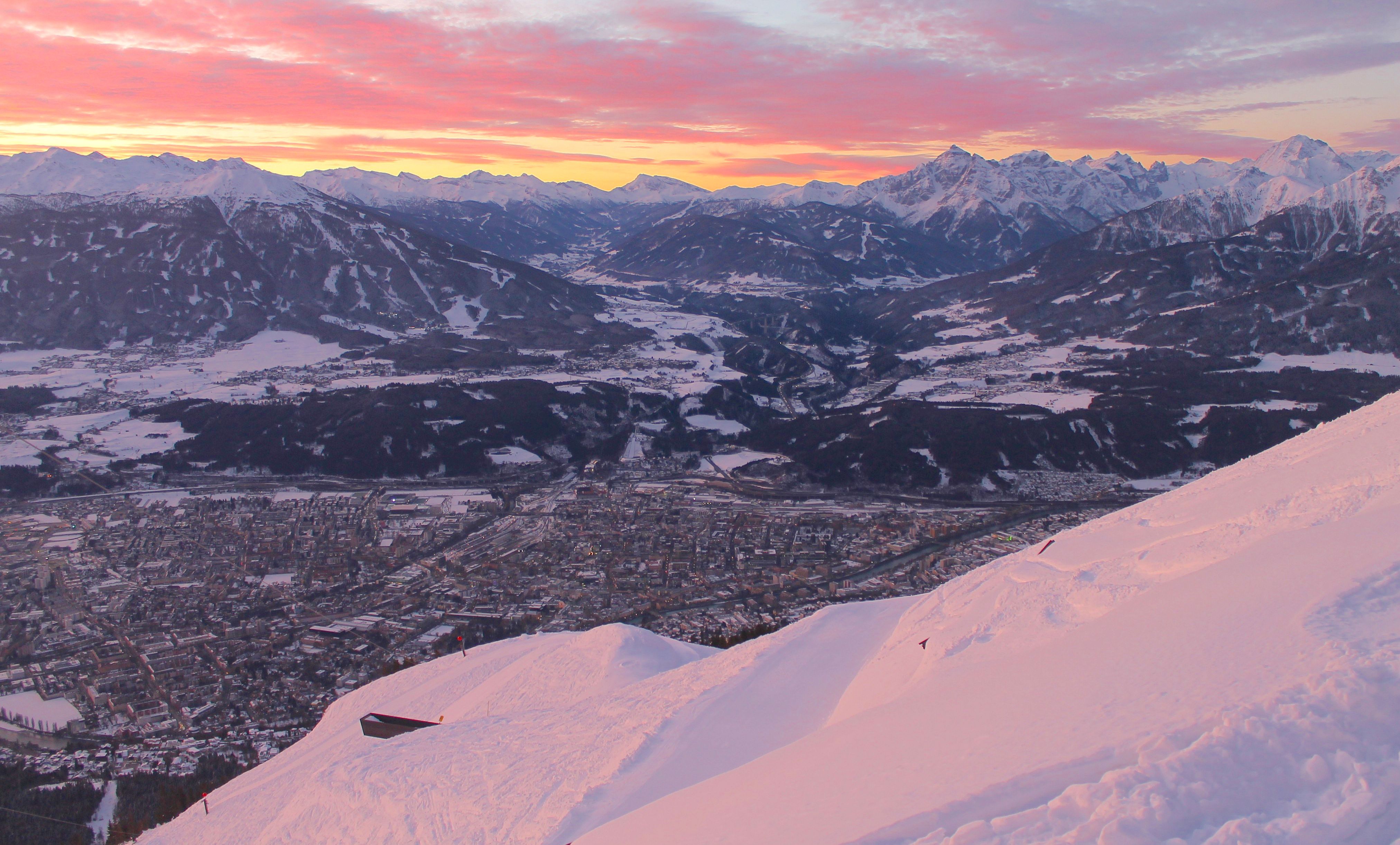 Een gekleurde zonsopkomst boven Innsbruck (O)