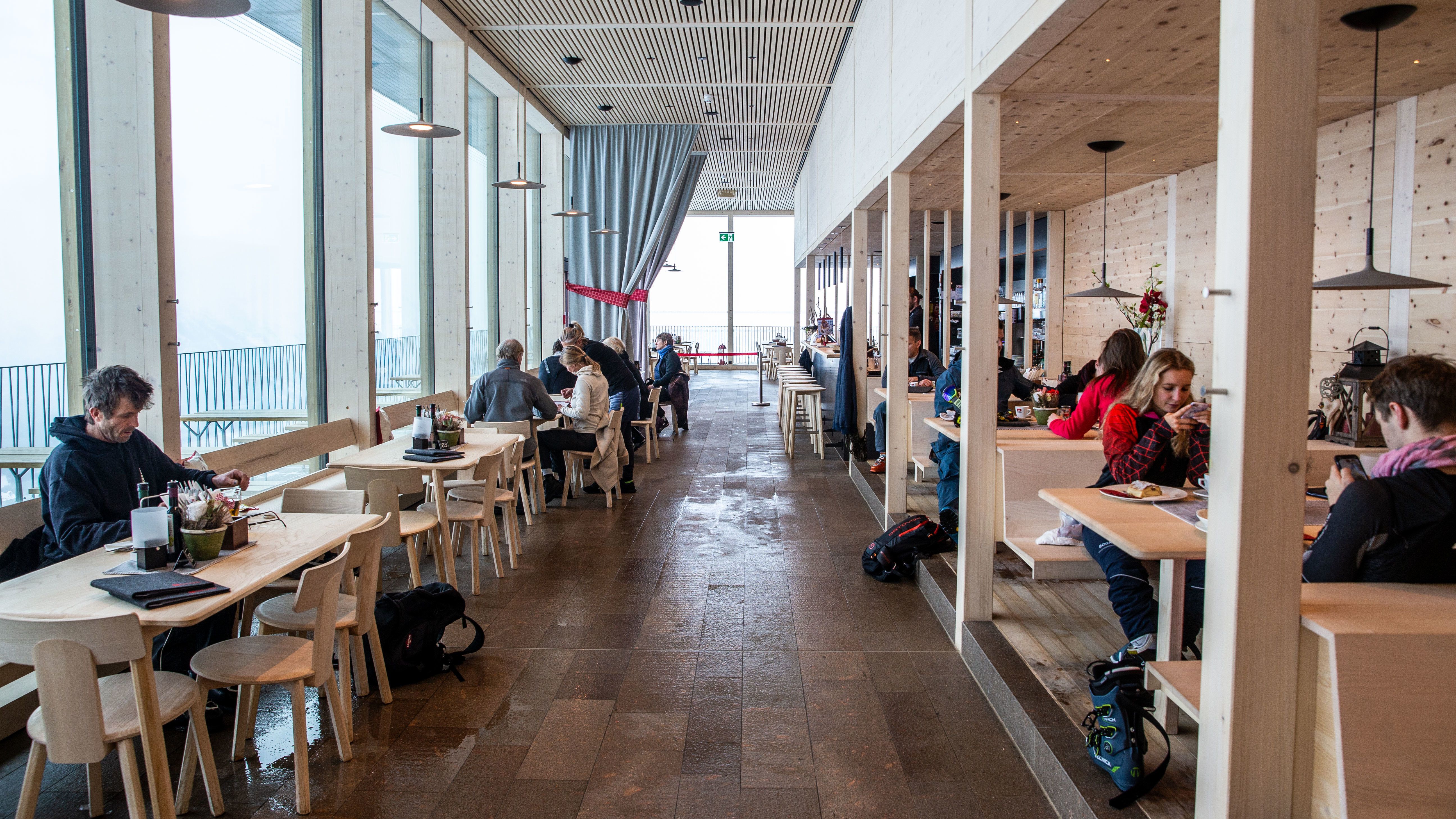 Het interieur van het restaurant in het bergstation is modern met toch veel hout