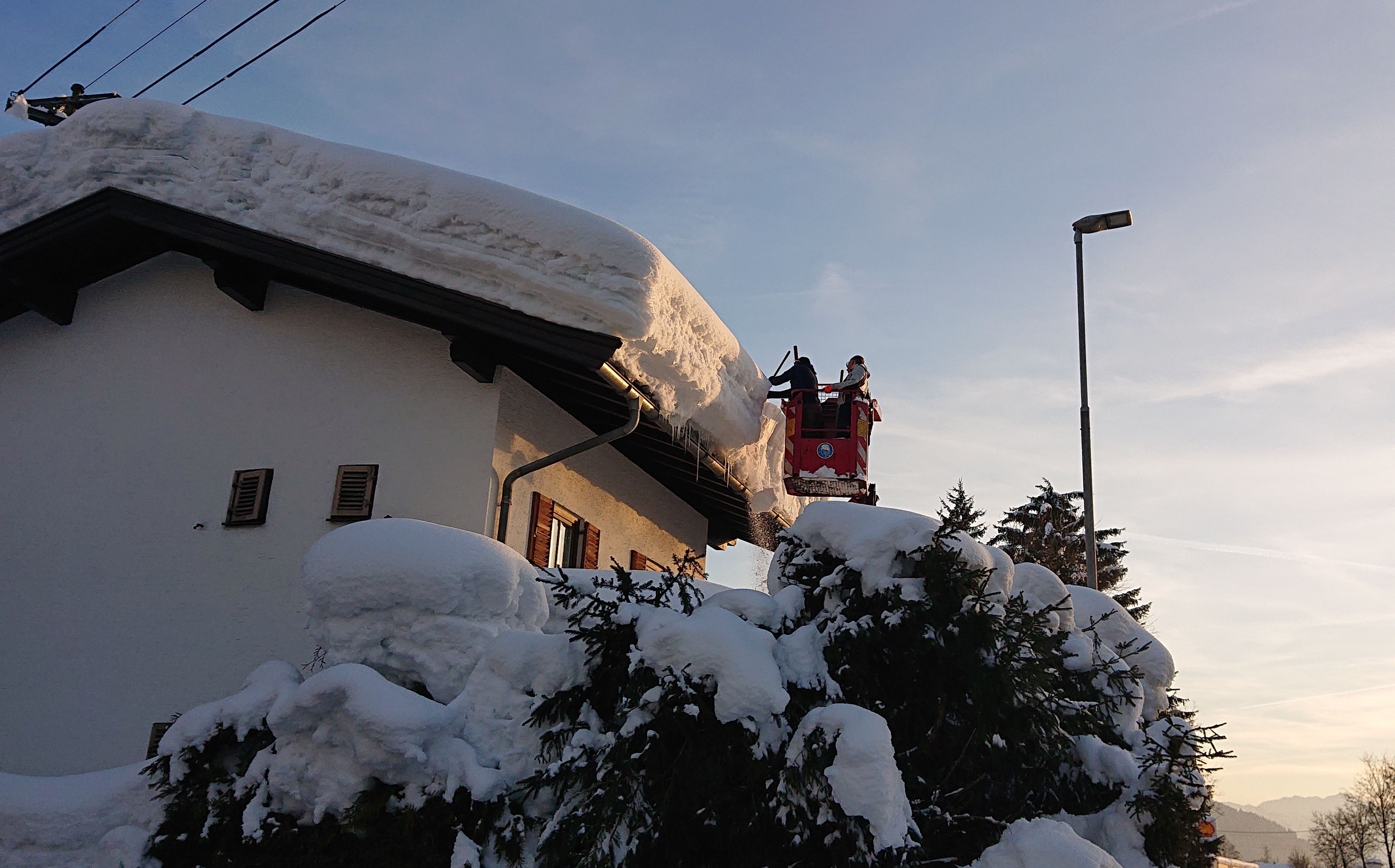 Er werd gisteren weer sneeuw van daken gehaald in Sankt Johann in Tirol (foto: Thijs Rozema)