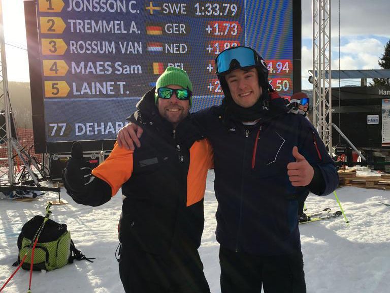 Een trotse Max van Rossum (3e vandaag) en trainer Andreas Wieland bij de WK kwalificatie slalom in Are