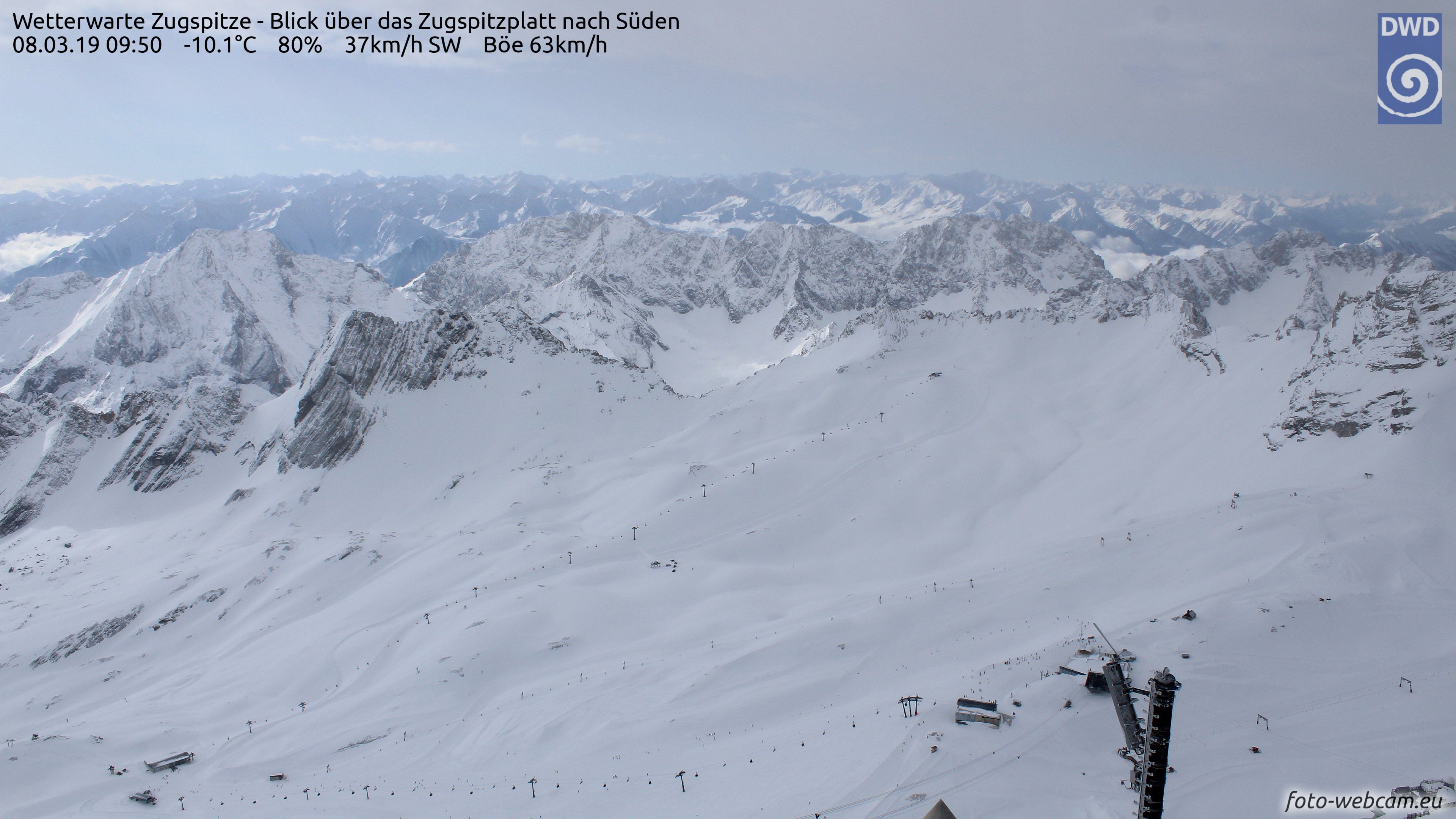 Terwijl het op de Zugspitze weer even bewolkt is, zie je op de achtergrond brede opklaringen