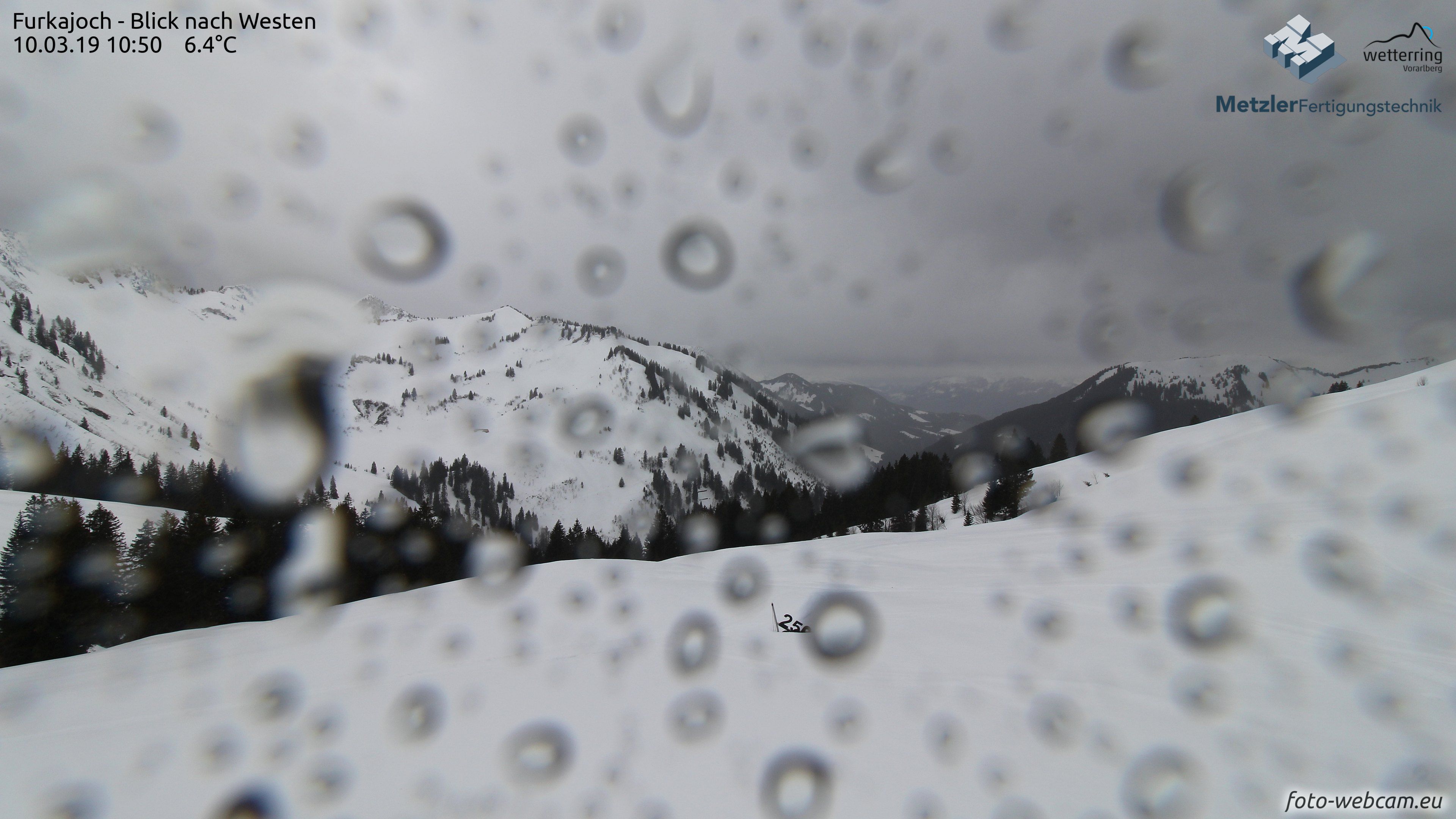 Een typerend beeld voor de noordalpen vandaag: grijs en af en toe een regenbui
