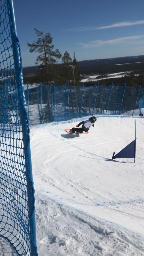 Chris Vos in de course tijdens training in Pyha Finland op de WK para snowboard