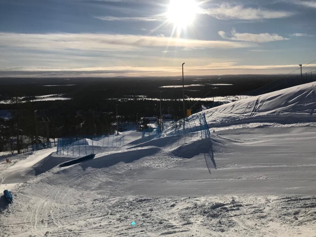 De banked slalom op het wk para snowboard in Pyha, Finland