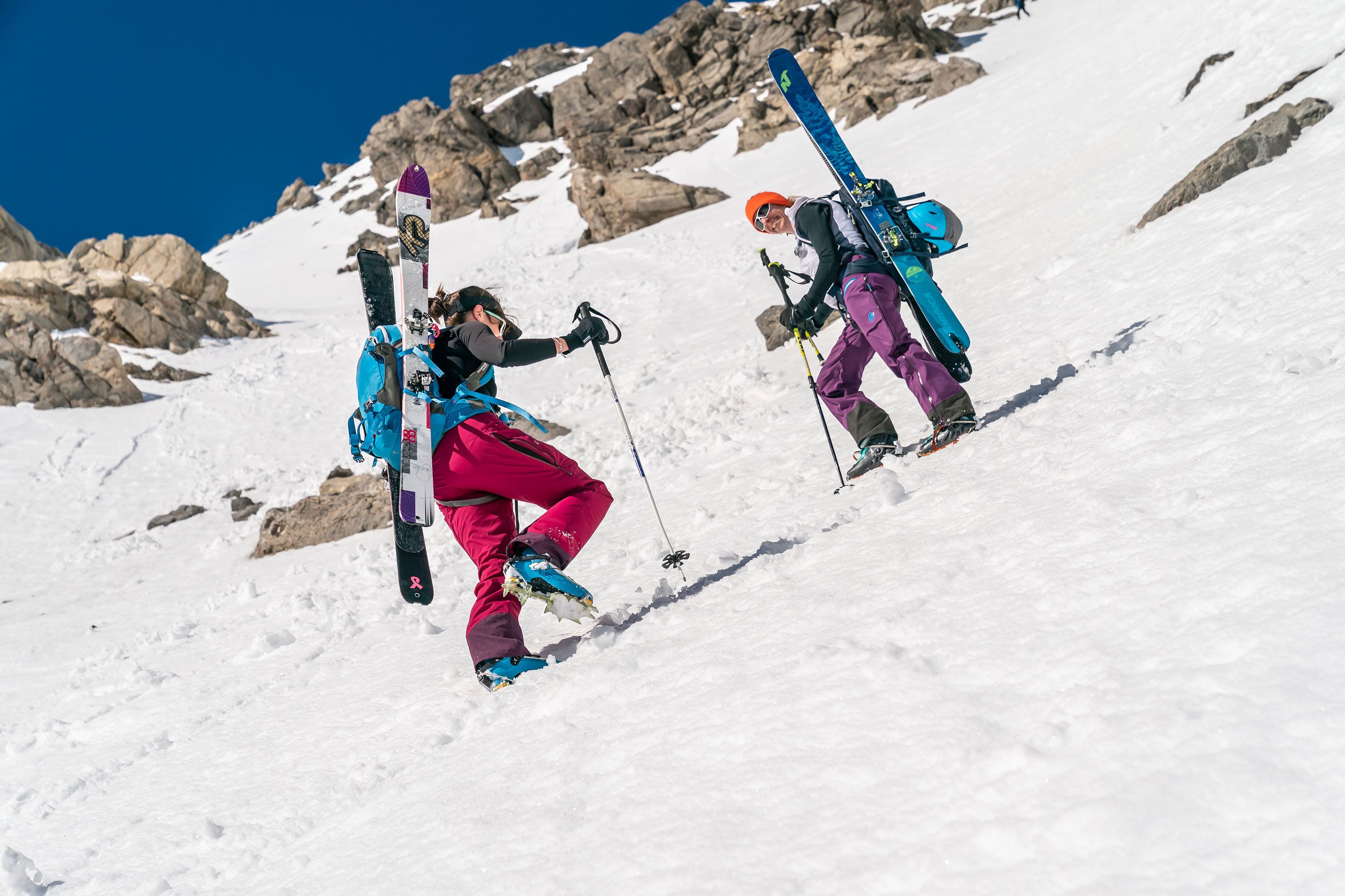 Christelle en Sandra tijdens de klim