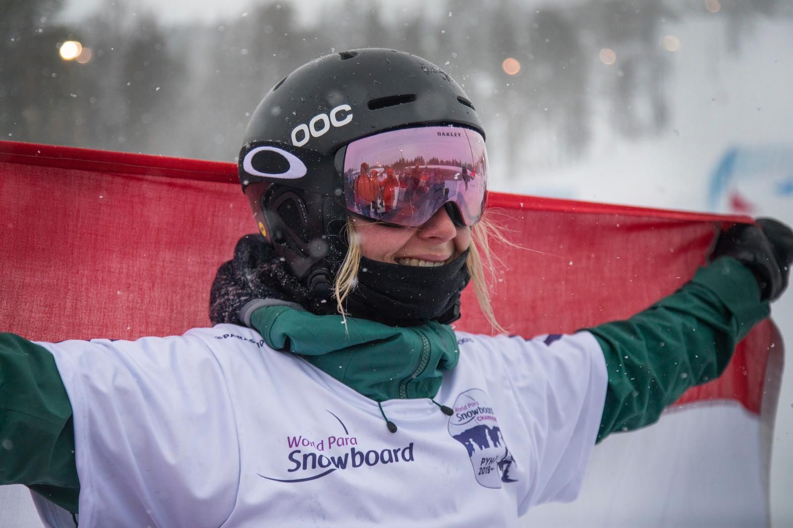Lisa Bunschoten viert goud op het WK para snowboardcross. Foto Natasja Vos