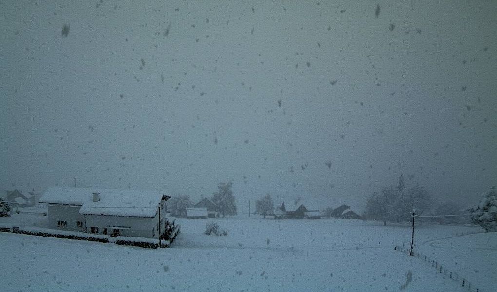 Zelfs op 570m hoogte in Bürglen (CH) sneeuwt het hard