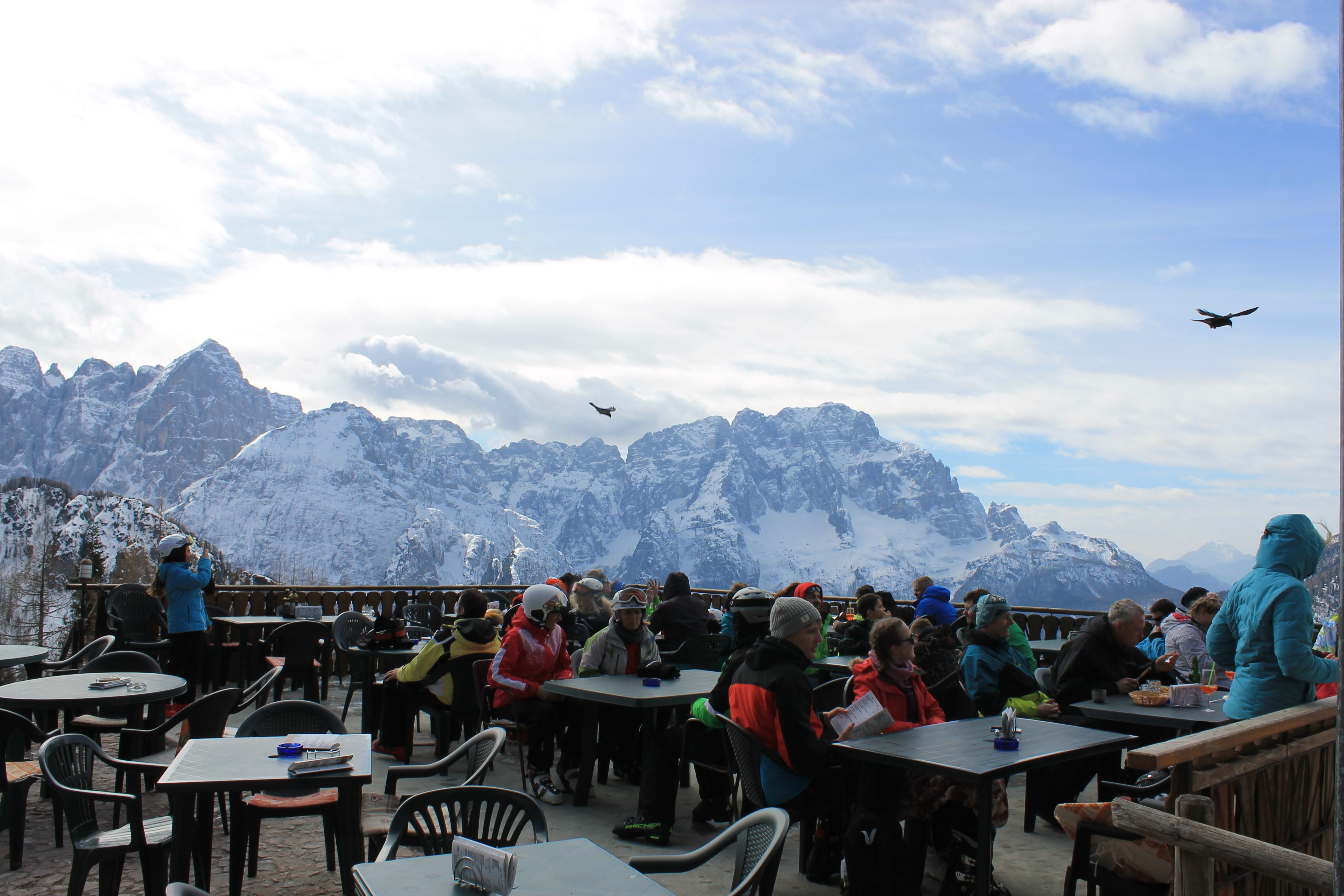 De restaurants in Monte Lussari hebben een prachtig uitzicht op de omringende bergen