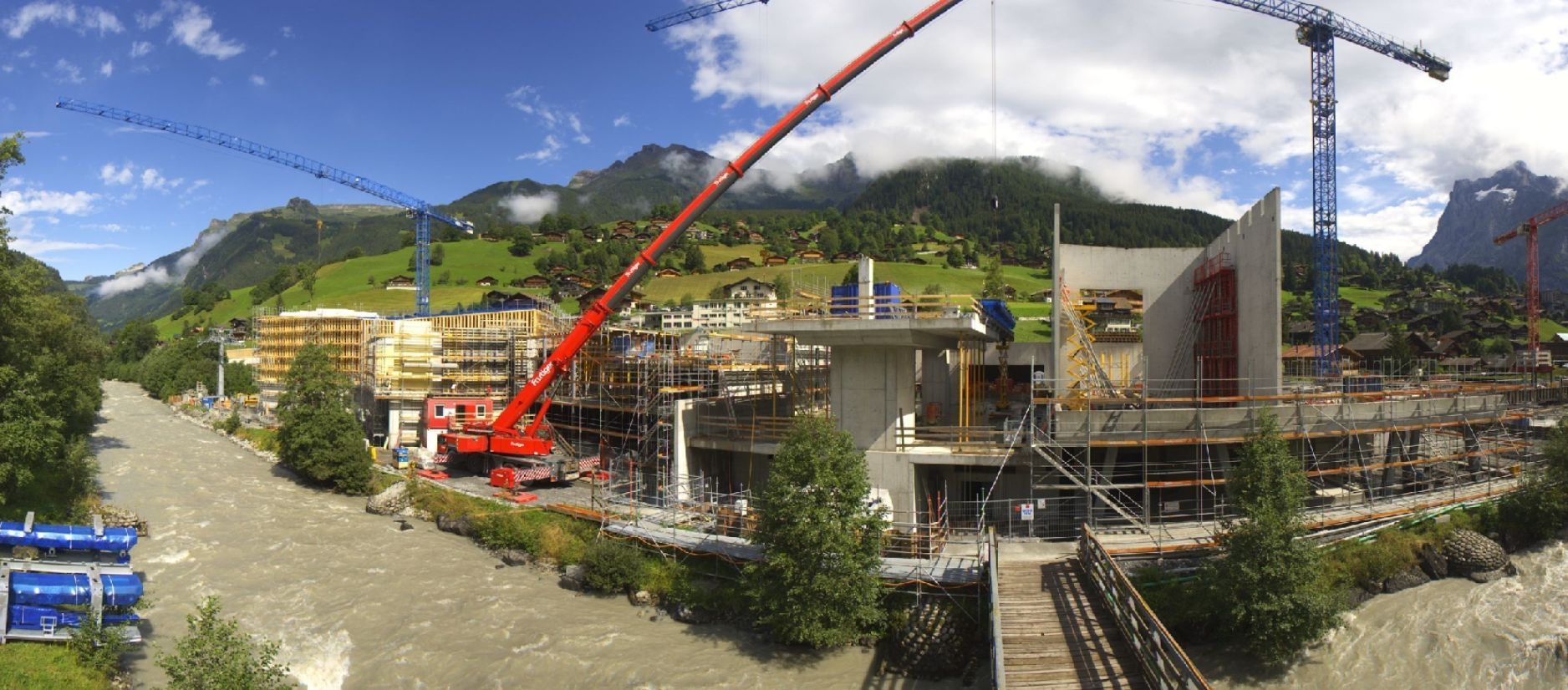 Werkzaamheden aan de nieuwe Grindelwald Terminal met links het nieuwe dalstation van de Männlichenbahn (jungfrau.roundshot.com)
