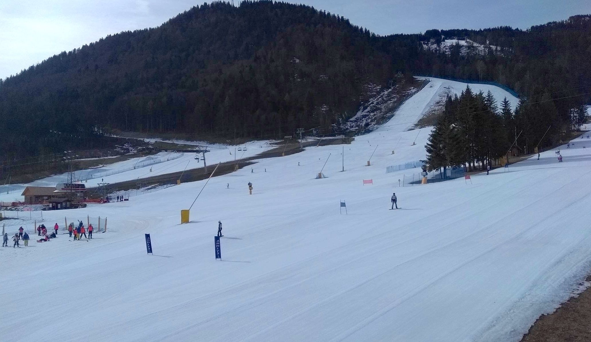 Optisch is het misschien niet prettig skiën zo laat in het seizoen op deze hoogte, maar de pistes liggen er netjes bij