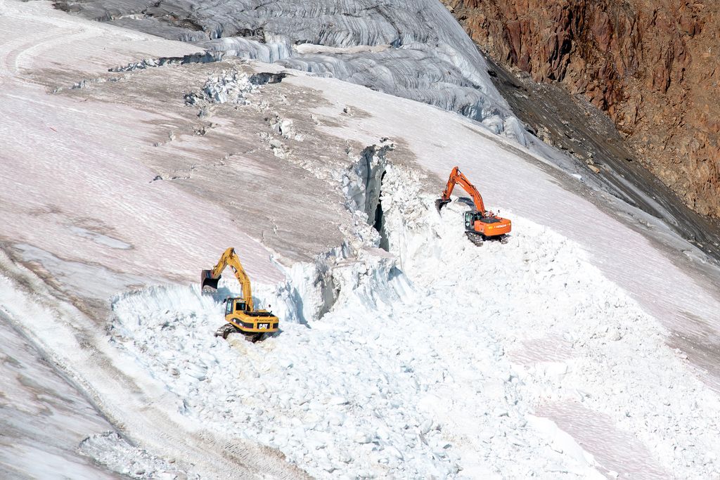 Er werd flink gegraven op de Pitztaler Gletscher (Foto: WWF/Vincent Sufiyan)