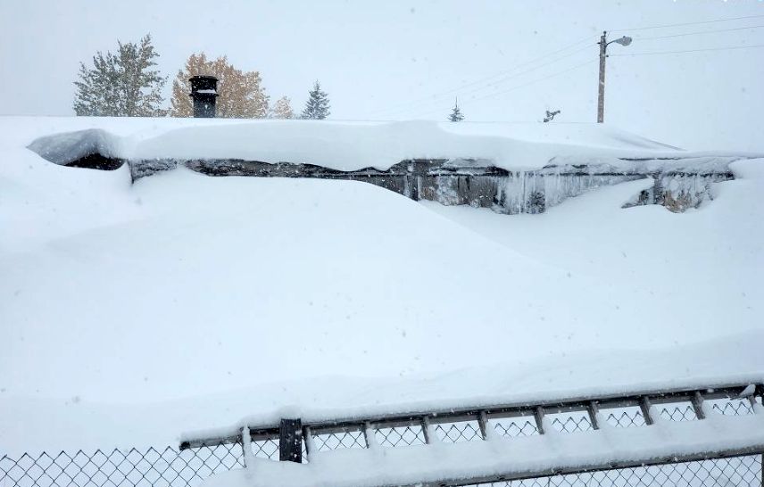 Een huis compleet bedolven onder de sneeuw in East Glacier (foto: @BradyNBCMT)