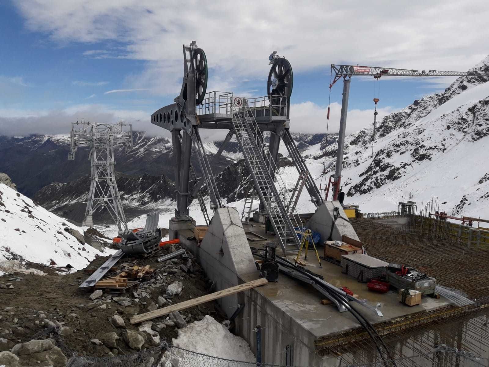 Bij het bergstation van de nieuwe Falginjochbahn is te zien dat er deze zomer aan slechts één van de twee liftsporen is gewerkt (FB Kaunertaler Gletscher)