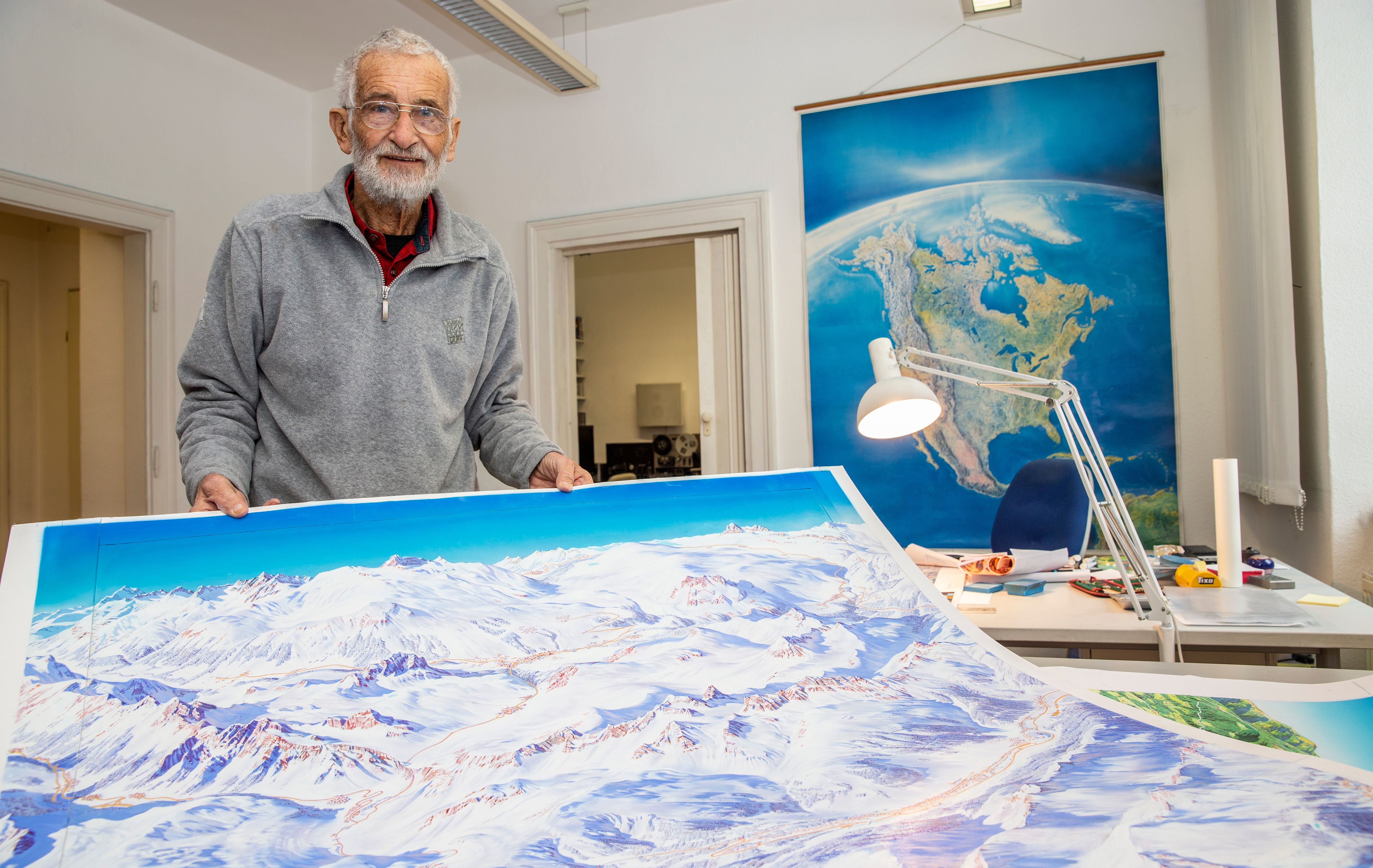Heinz Vielkind met de kaart van Ski Arlberg