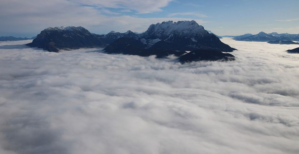 Rustig weer vandaag in Oostenrijk met mist in de dalen: uitzicht op de Wilder Kaiser