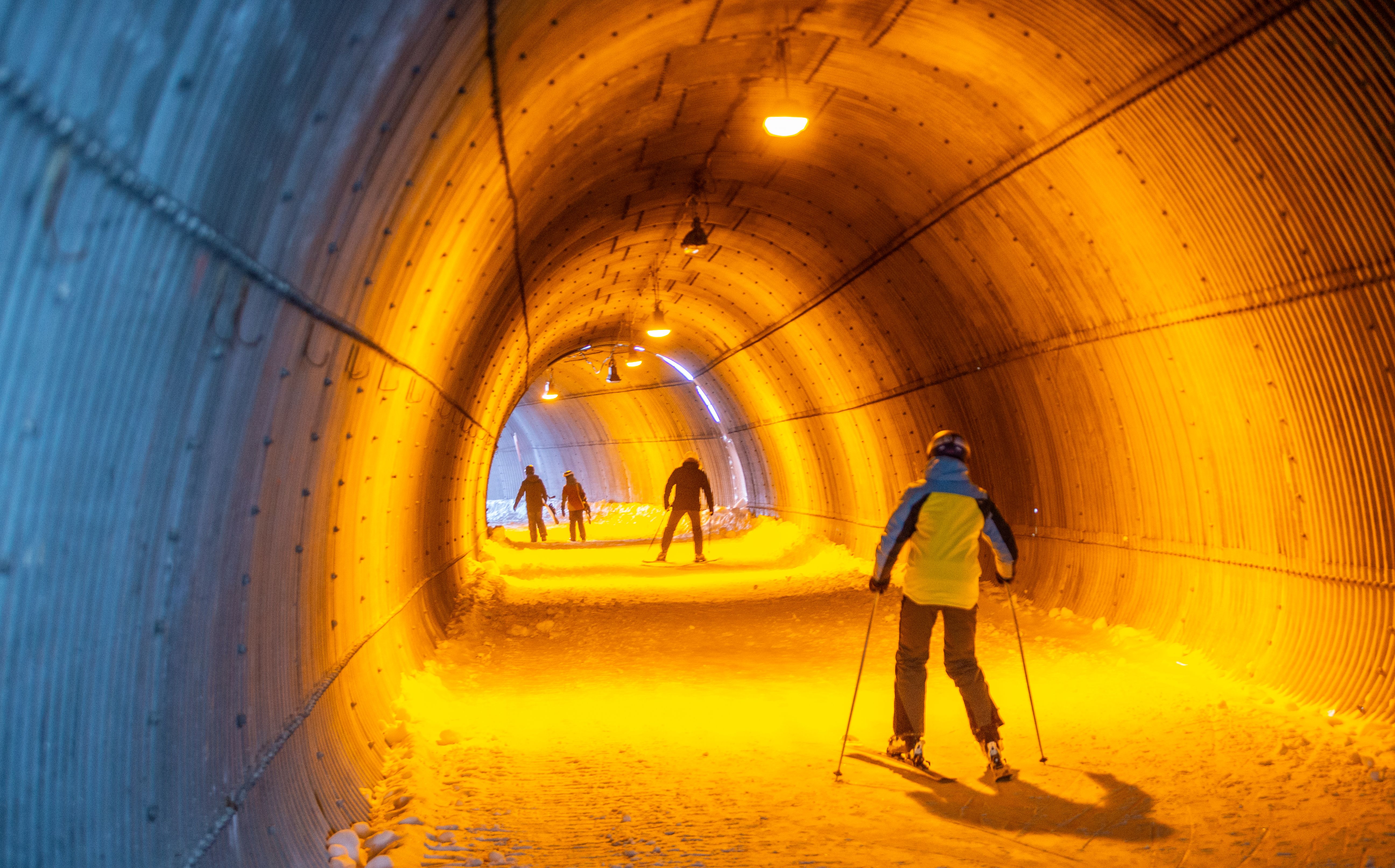 De skitunnel op de Marmolada herinnert enigszins aan het ondergrondse leven van weleer