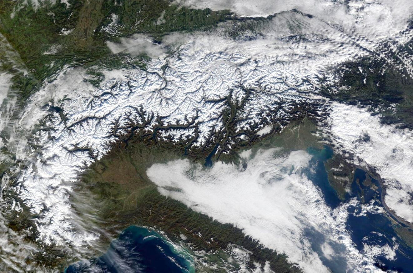Vanuit de ruimte zag je gisteren een uitzonderlijk sneeuwrijk Alpengebied (bron: NASA)