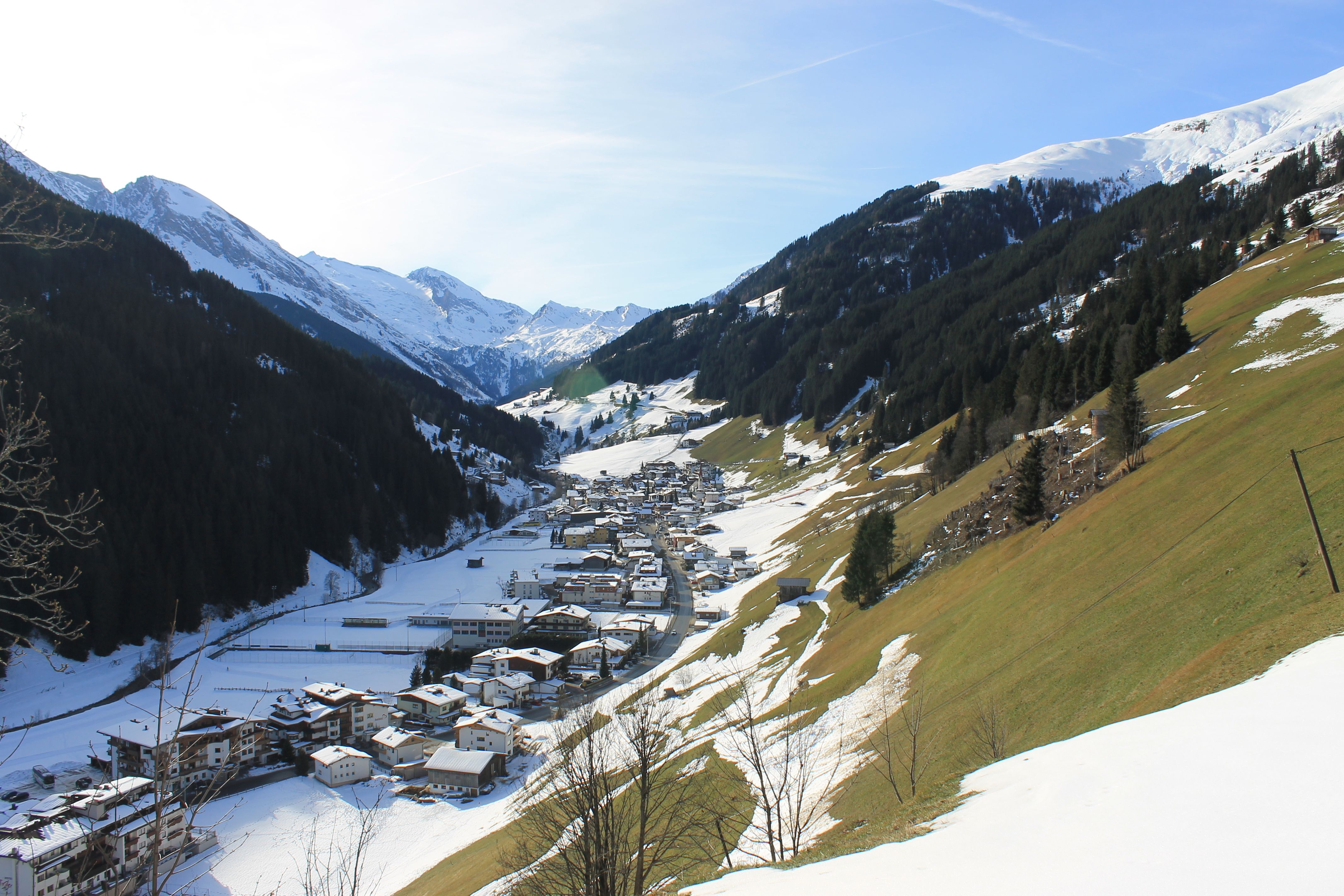 Terwijl er aan de schaduwkant nog genoeg sneeuw blijft liggen in Lanersbach (1300m), zijn de zonhellingen inmiddels weer groen