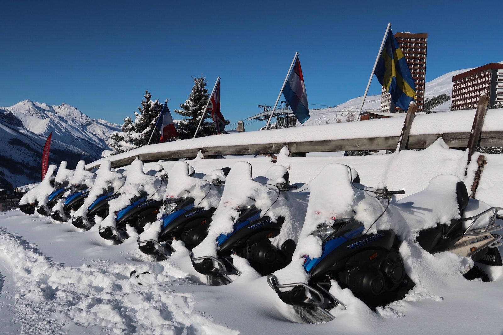Snowscooters vol met sneeuw in Les Menuires
