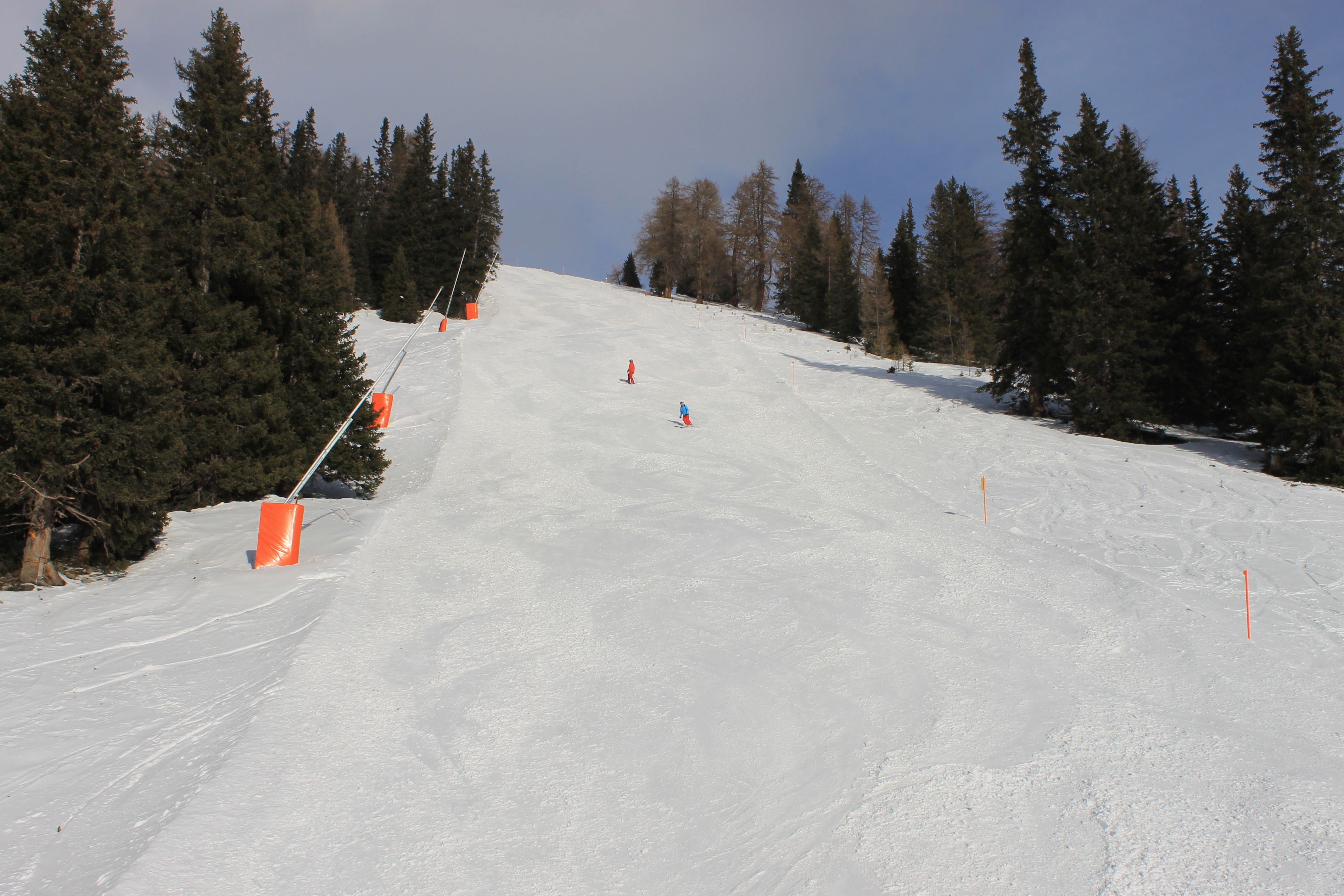 De pistes bij de Lawensbahn verschillen van sneeuwkwaliteit. Op de foto is de rode 133 te zien die er prima bij lag, de blauwe 131 beschikte over redelijk wat bruine plekken