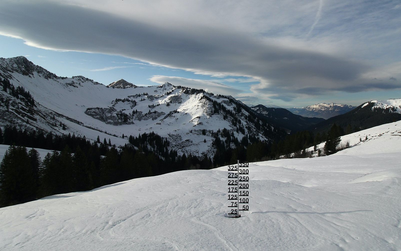 Prachtige föhnwolken bij het sneeuwhoogtemeetpunt op de Furkajoch (Vorarlberg)