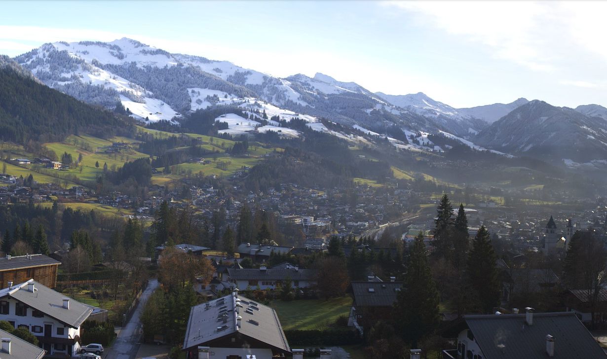 Kitzbühel (O) ligt onder de sneeuwgrens en is groen (800m)