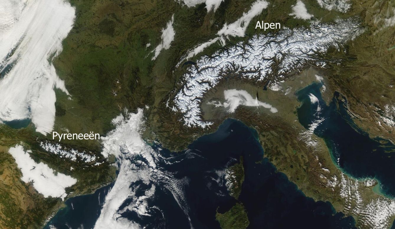 De Pyreneeën zijn veel minder besneeuwd dan de Alpen (Bron: NASA)