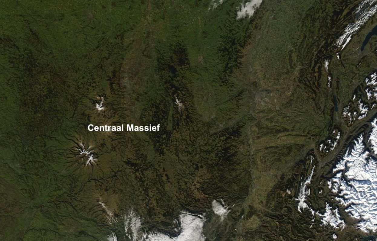 In het Centraal Massief zijn alleen enkele toppen wit (bron: NASA)