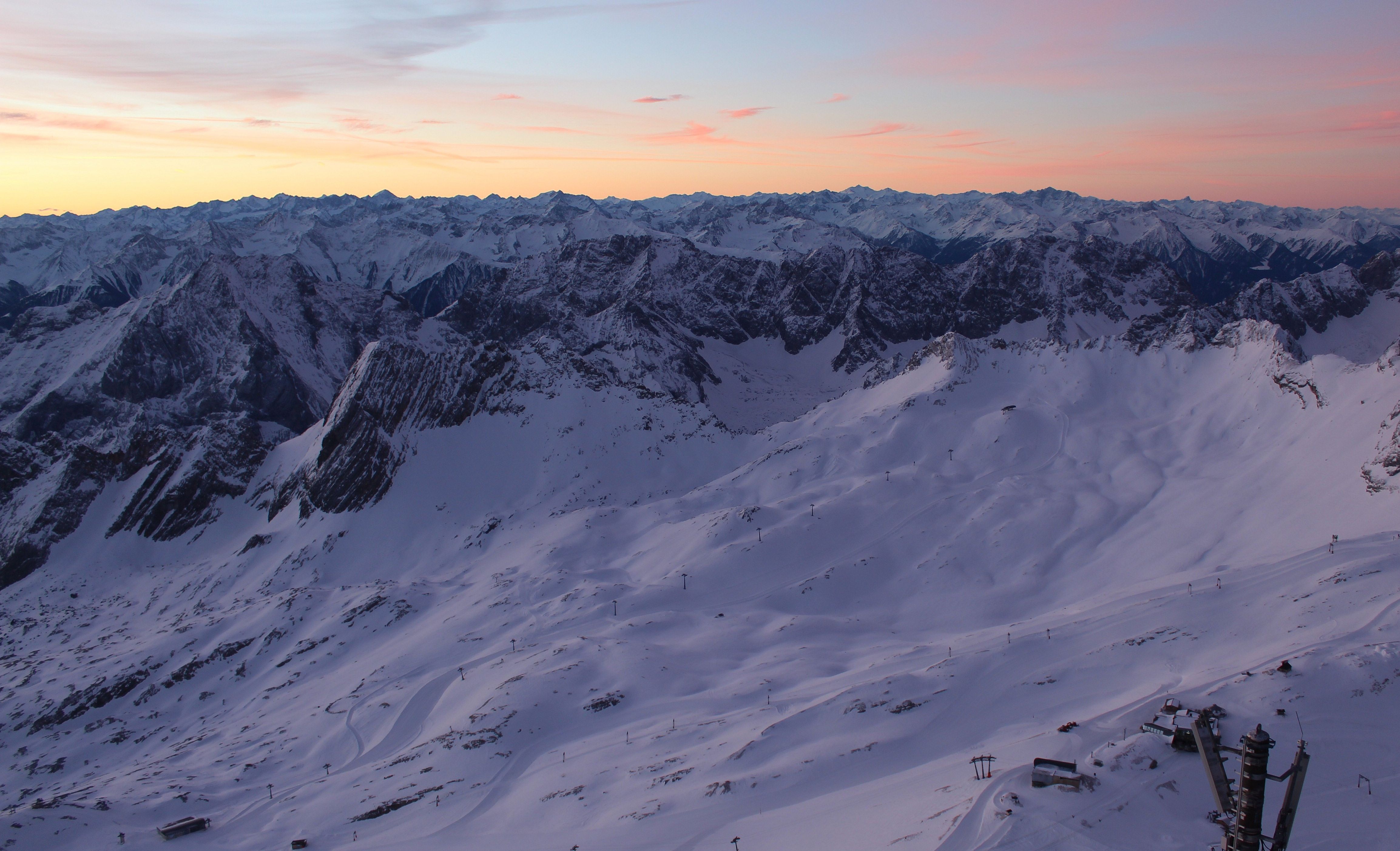 Prachtige zonsopkomst boven de Zugspitze (D)