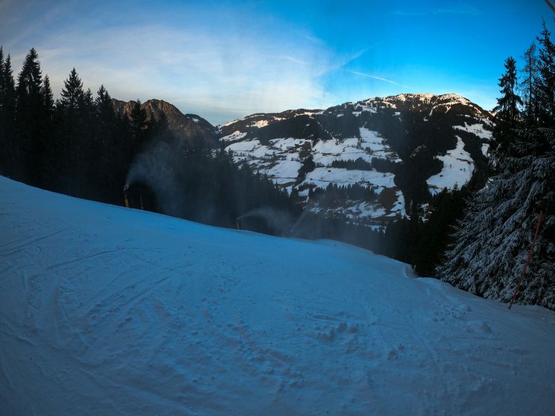 Draaiende sneeuwkanonnen op de dalafdaling naar Inneralpbach (foto van Ralph5 in het weerfoto topic)