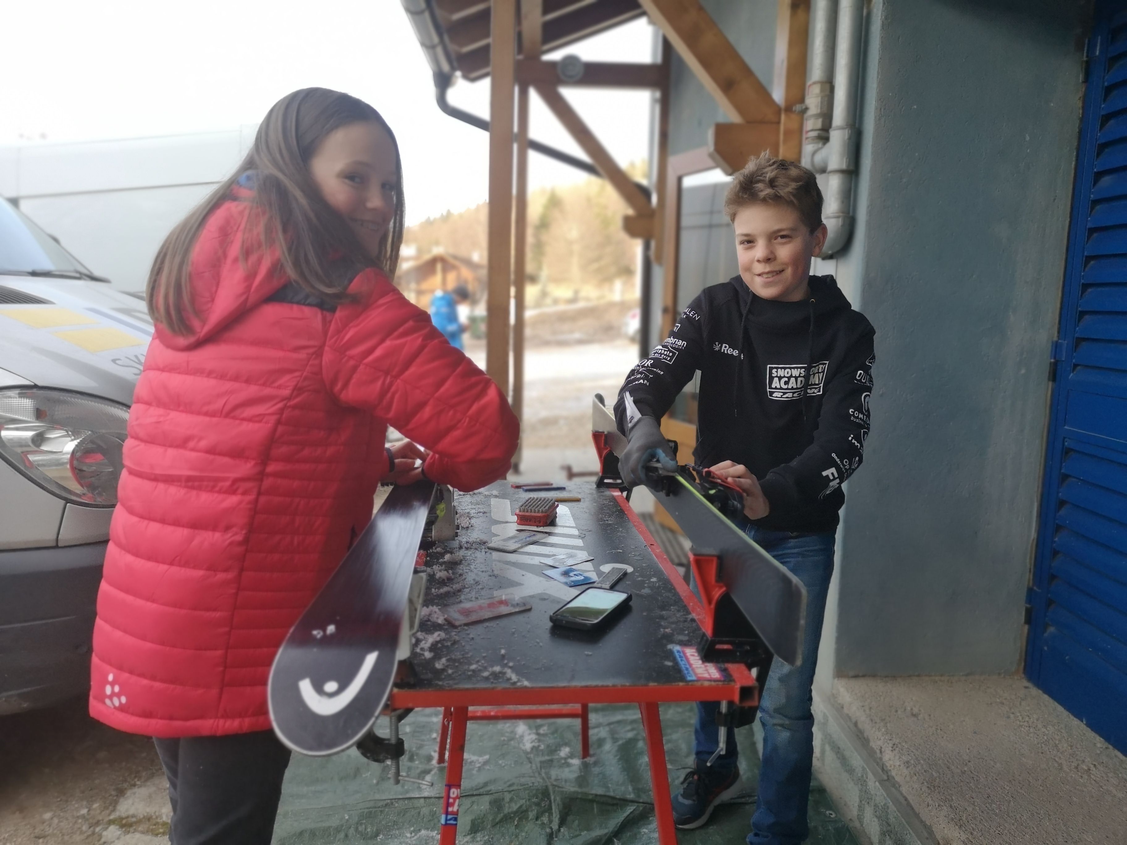 Myrthe en Floris prepareren hun ski's voor de wedstrijd