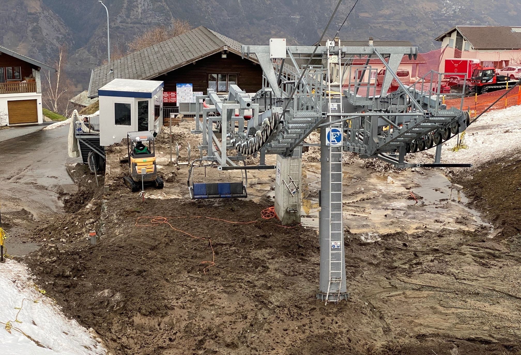 Het dalstation van het skigebiedje Eischoll is getroffen door modderstromen (foto: Sportbahnen Eischoll)