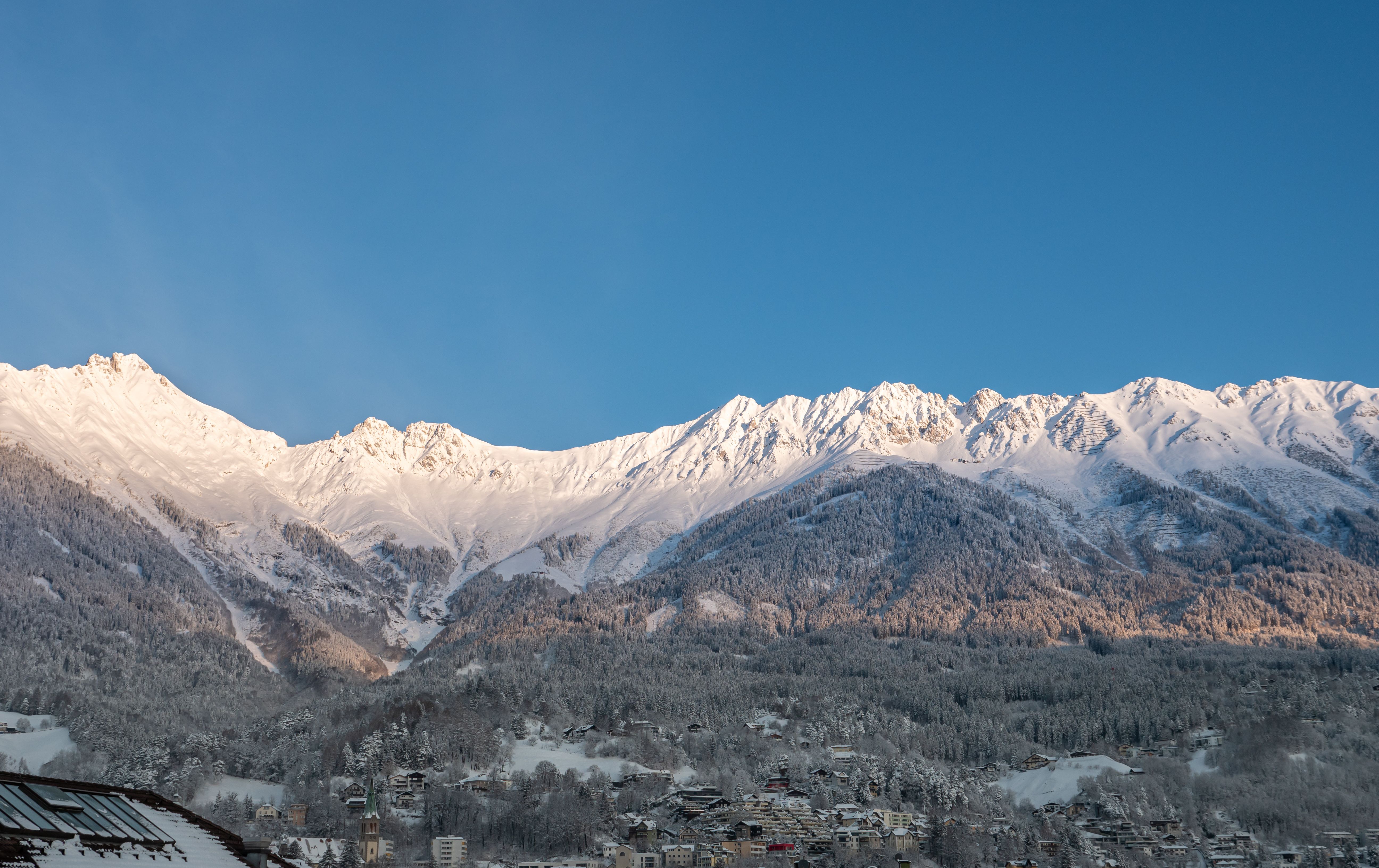 De vers besneeuwde Nordkette boven Innsbruck