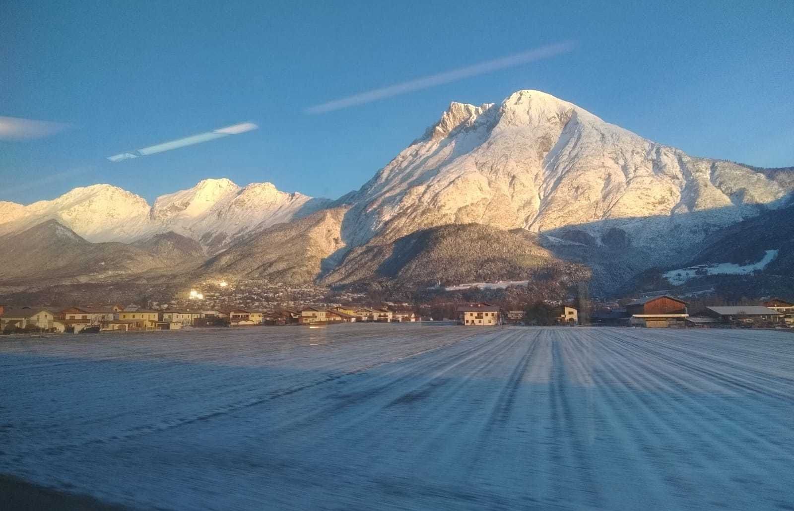 Iets verderop ten westen van Innsbruck ligt minder sneeuw, deels door de wind. Henri schoot deze foto uit de trein
