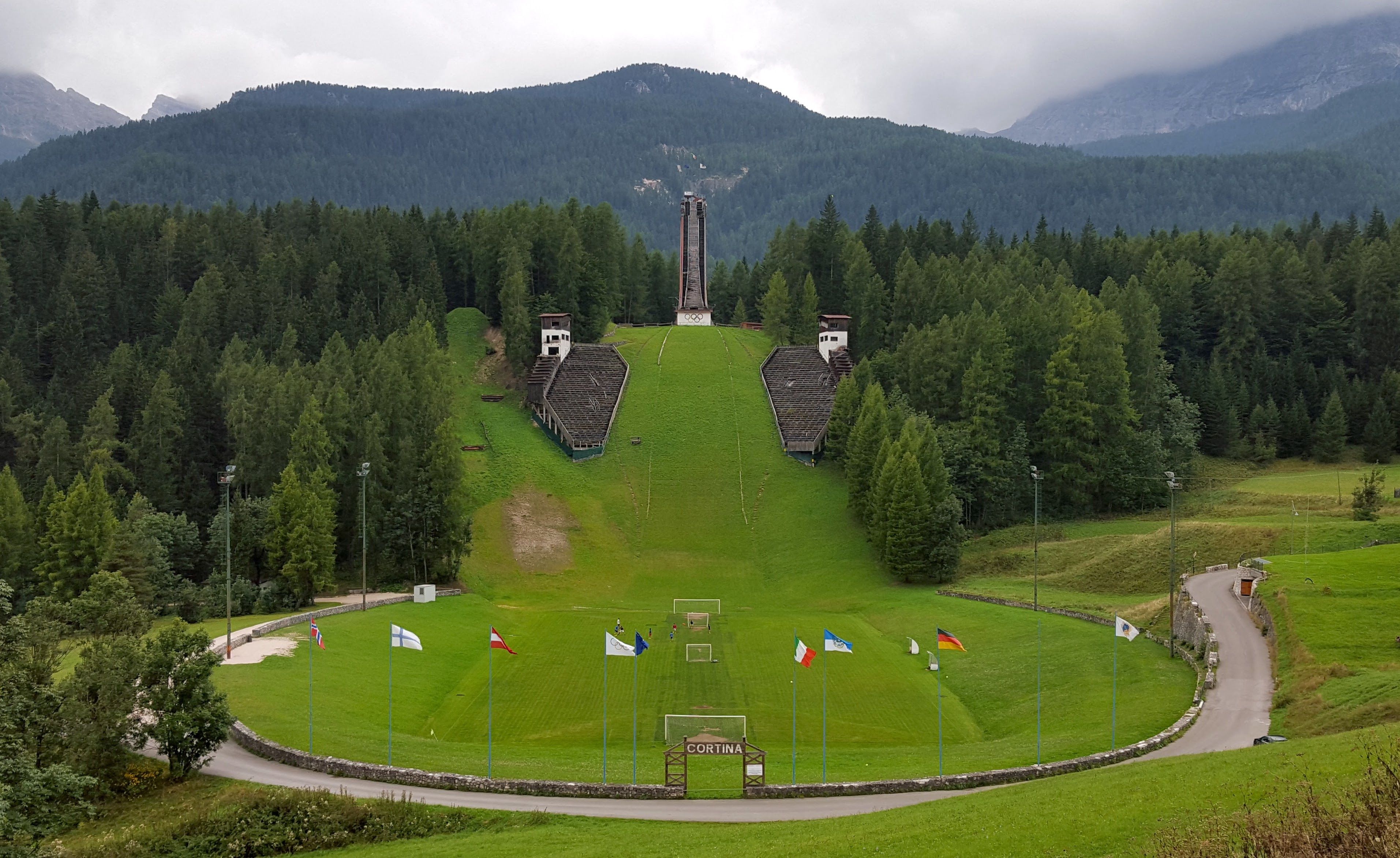 De Olympische schans van Cortina staat er nu verwaarloosd bij. In het stadion wordt tegenwoordig gevoetbald.