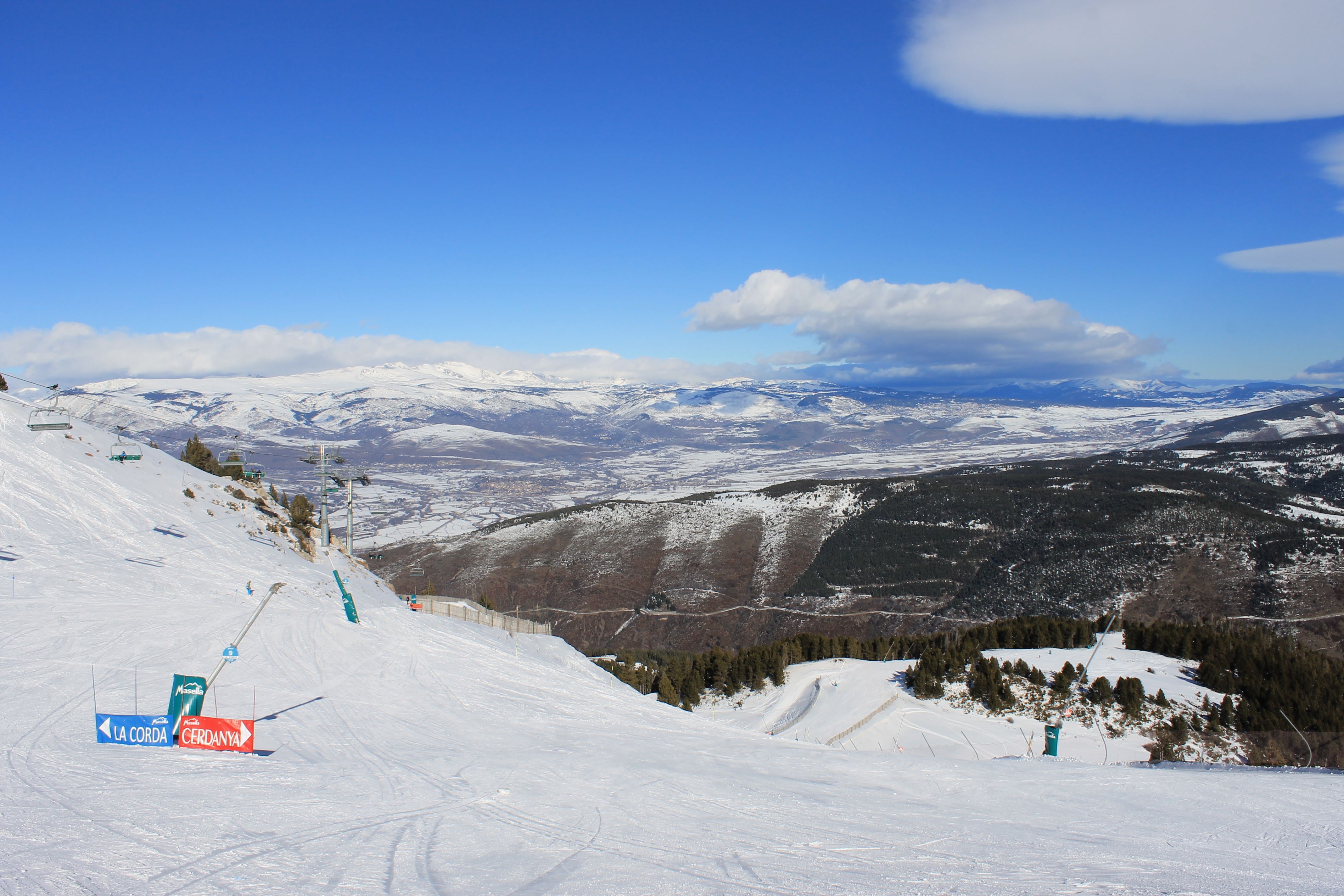 De pistes bij de La Pia Express in Masella met uitzicht op het Franse skigebied Font Romeu (rechtsachter)
