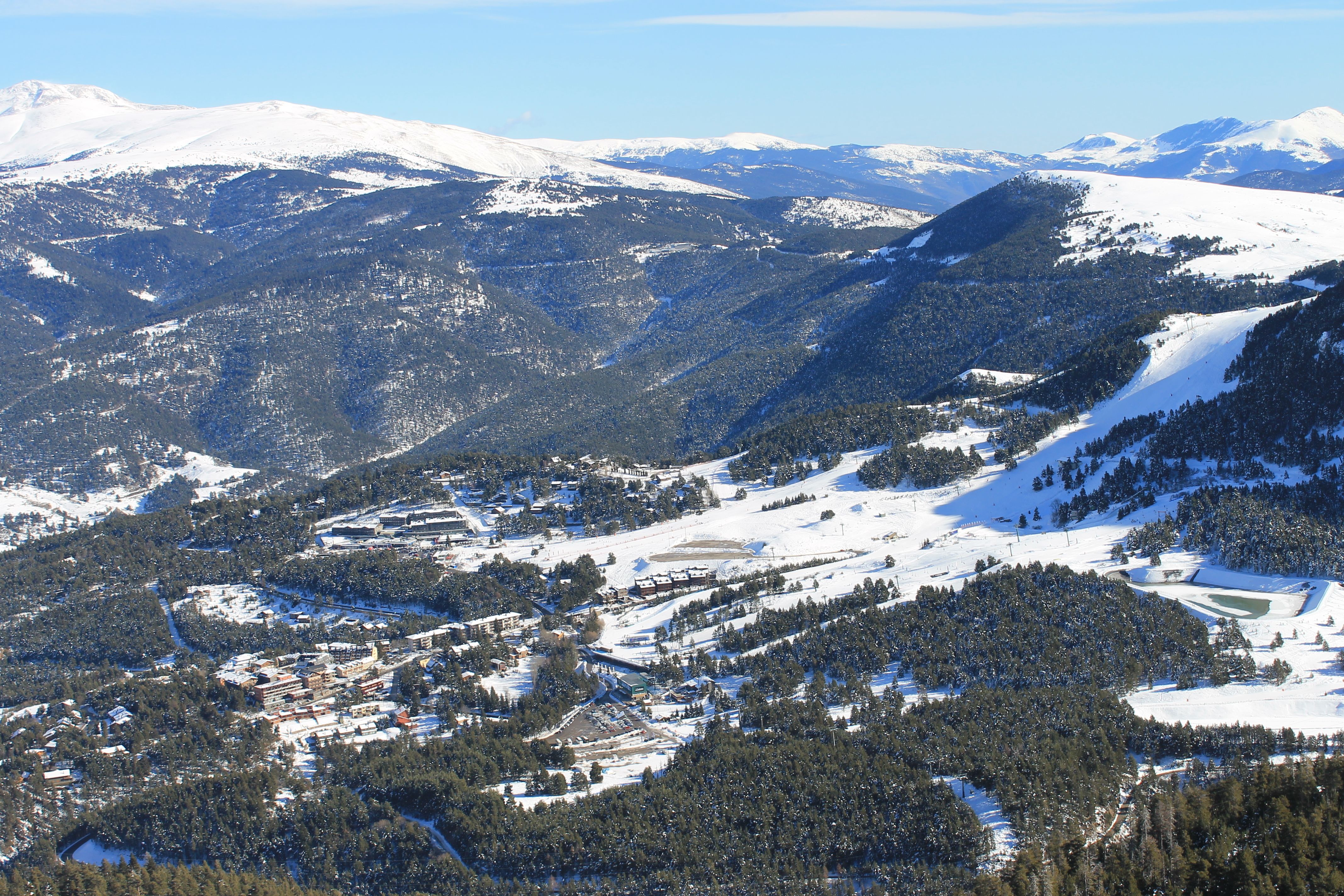 Het skidorp La Molina met de 'Debutants zone'