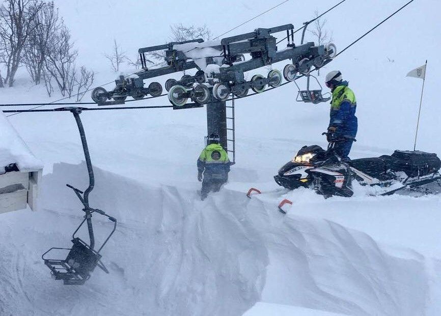 Veel sneeuw bij de voorbereidingen voor de skiopening in Riksgränsen (FB Riksgränsen)