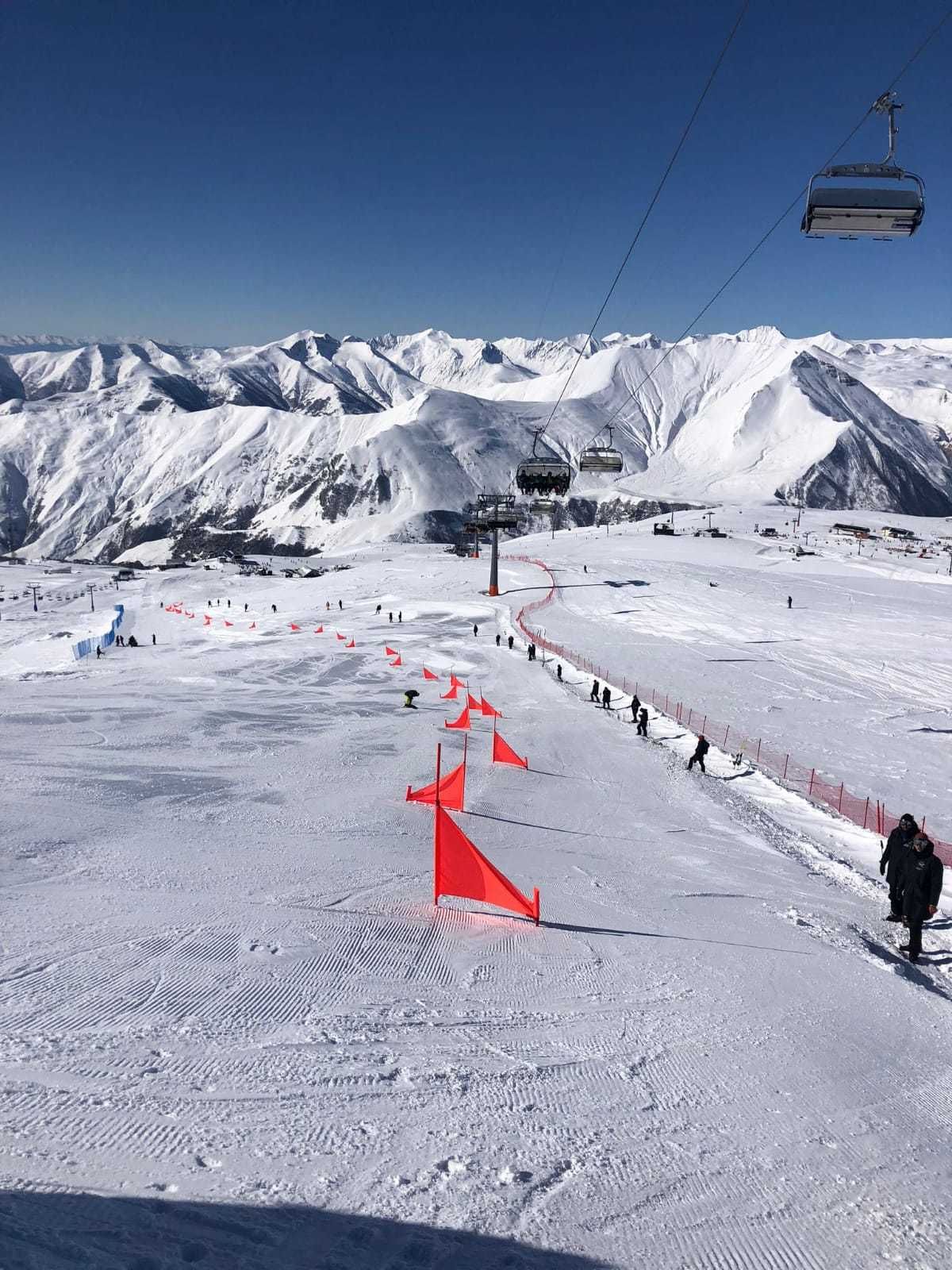 Snowboard slalomtraining in Gudauri Georgië