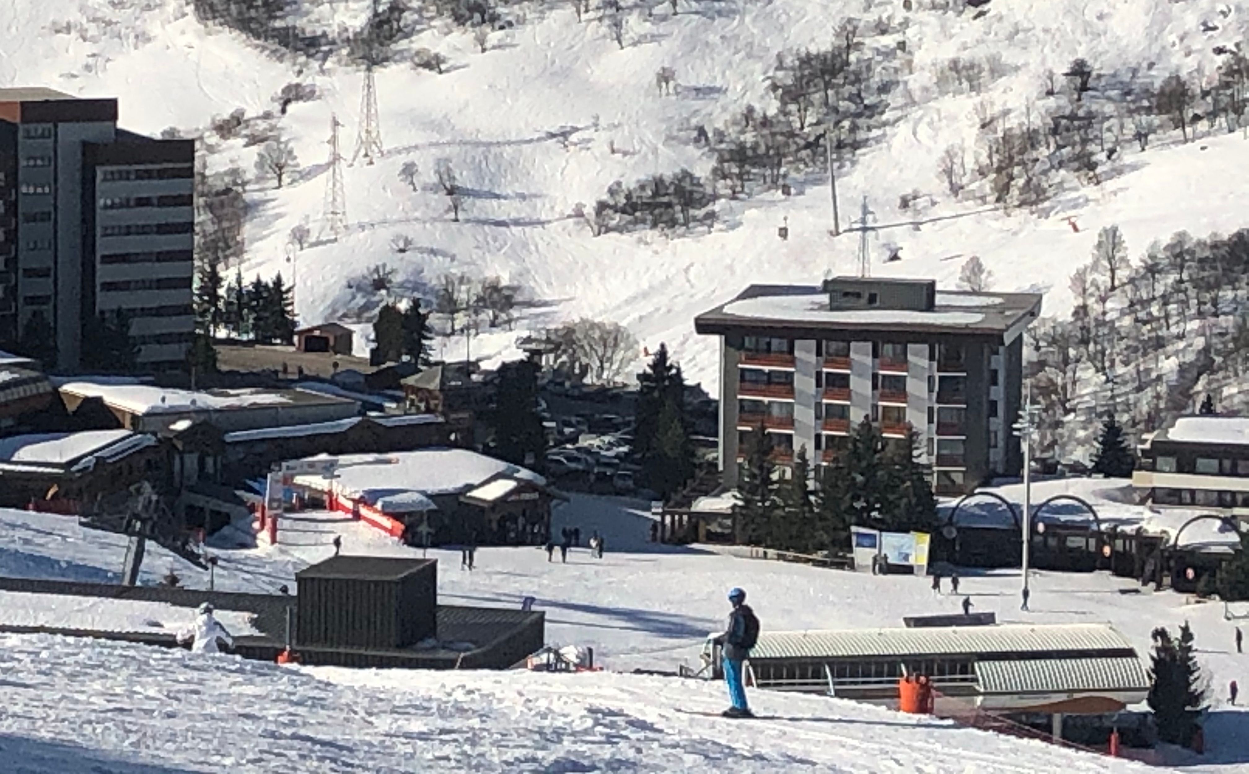 Een verdwaalde skiër die denkt dat het gebied nog open is