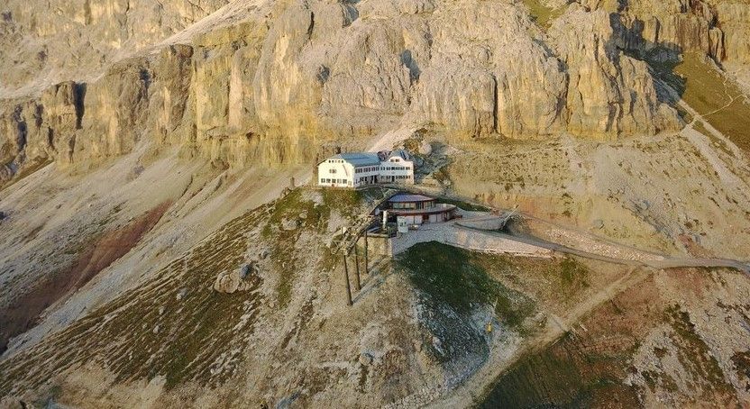 Het bergstation van de nieuwe gondel in Carezza zal nauwelijks in het landschap opvallen