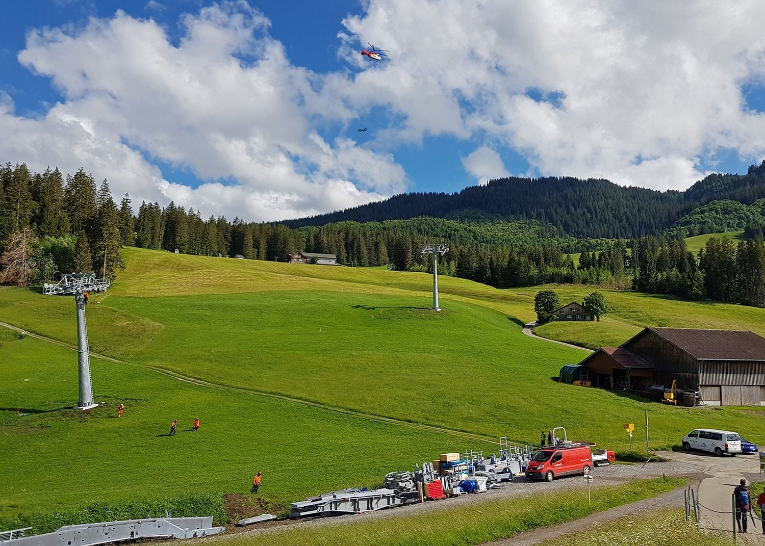 De eerste liftpalen van de nieuwe stoeltjeslift in Wildhaus staan al (FB Bergbahnen Wildhaus)